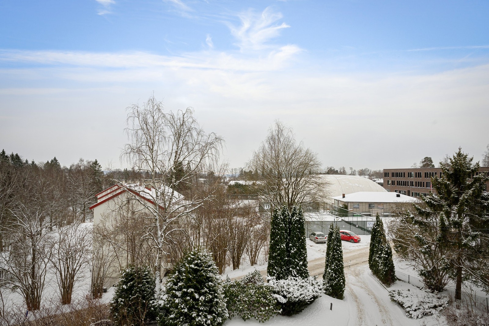 Attraktivt nærområde med Hemingbanen, tennisanlegg (HTK) og Gressbanen - gode idretts- og aktivitetstilbud året rundt. Galleribilde