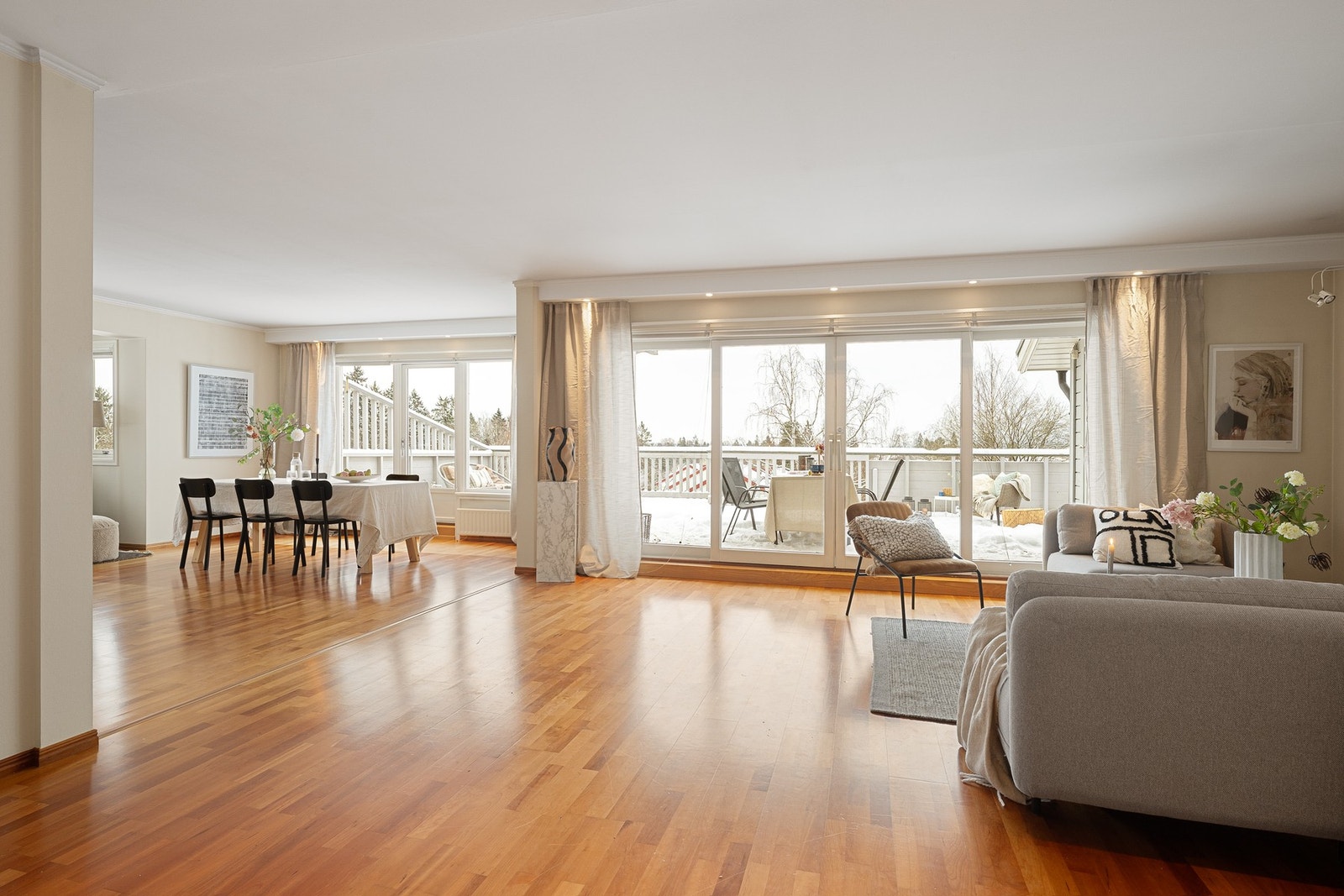 Romslig toppleilighet over to plan med stor, sydvendt terrasse, heis og to garasjeplasser - en sjelden kombinasjon på Holmen/Slemdal. Galleribilde