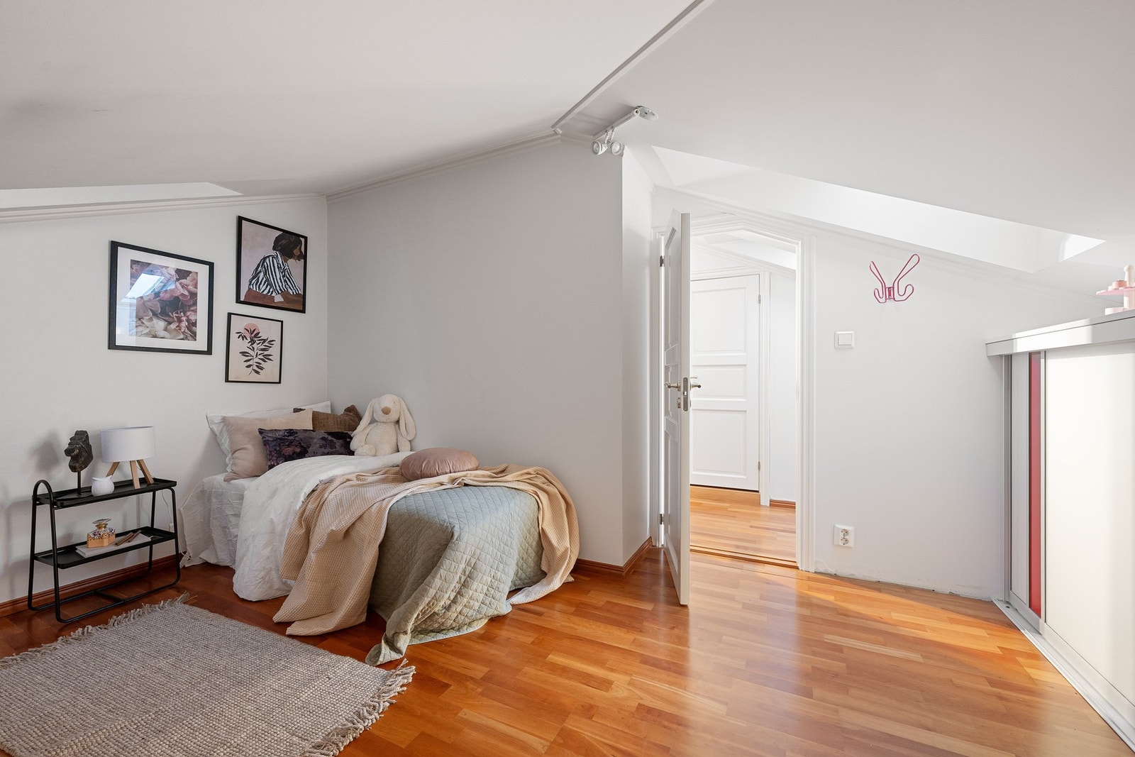 Soverom i 4. etasje med praktisk skyvedørsgarderobe integrert i kneveggen, som gir god oppbevaringsplass og effektiv utnyttelse av arealet. Galleribilde