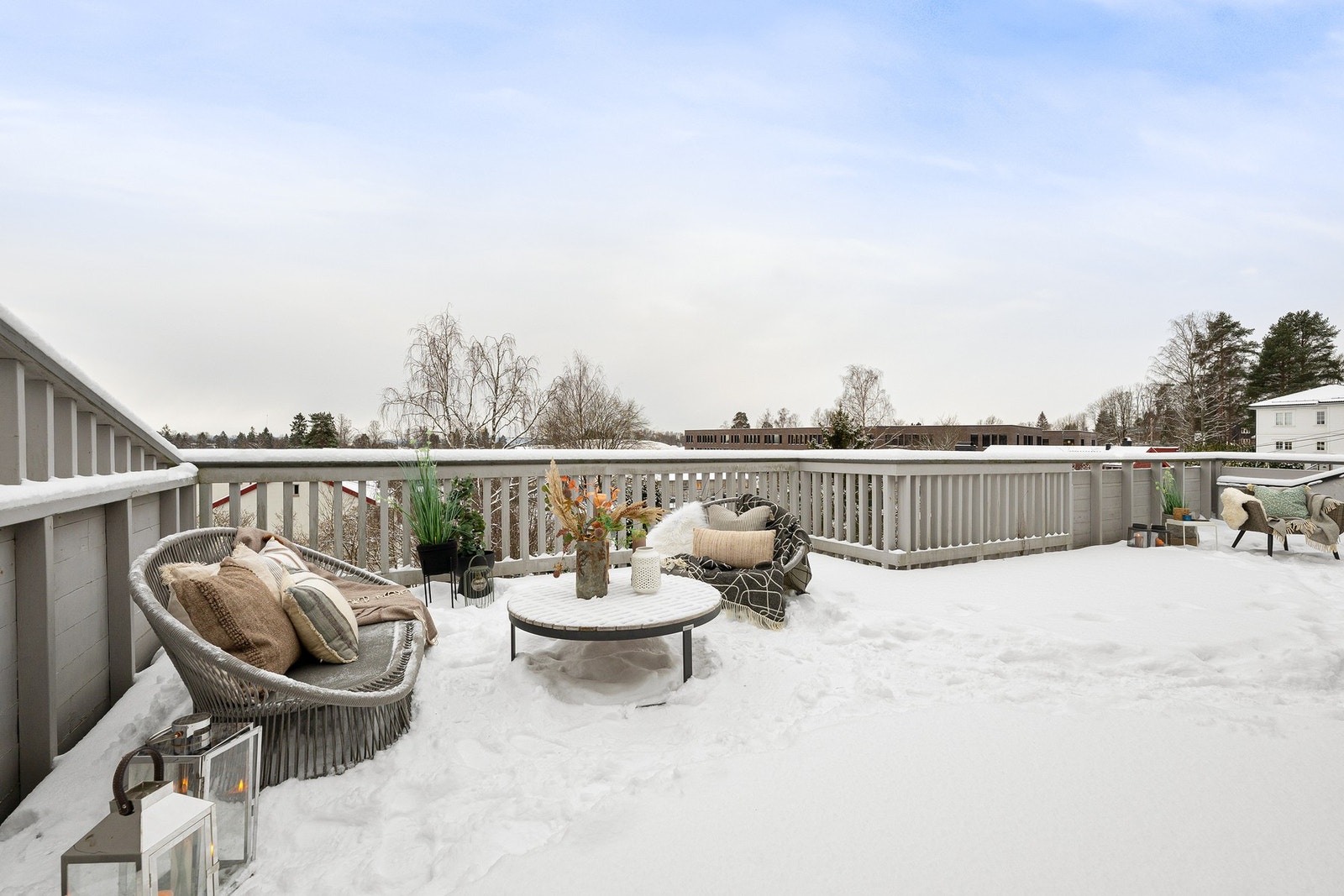 Attraktiv og barnevennlig beliggenhet med lite gjennomgangstrafikk, skole og idrettsanlegg rett ved, søndagsåpen Joker i gaten og turstier ved Holmendammen. Galleribilde