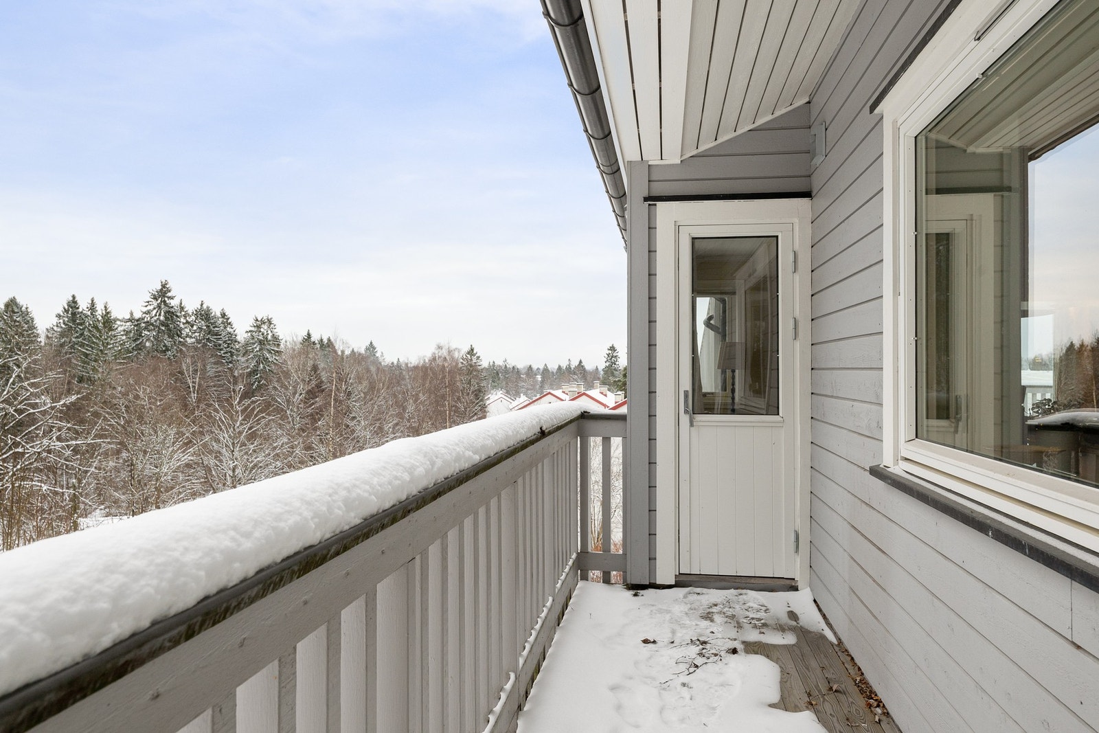Praktisk lufteveranda i tilknytning til kjøkkenet, med åpent og grønt utsyn. Galleribilde