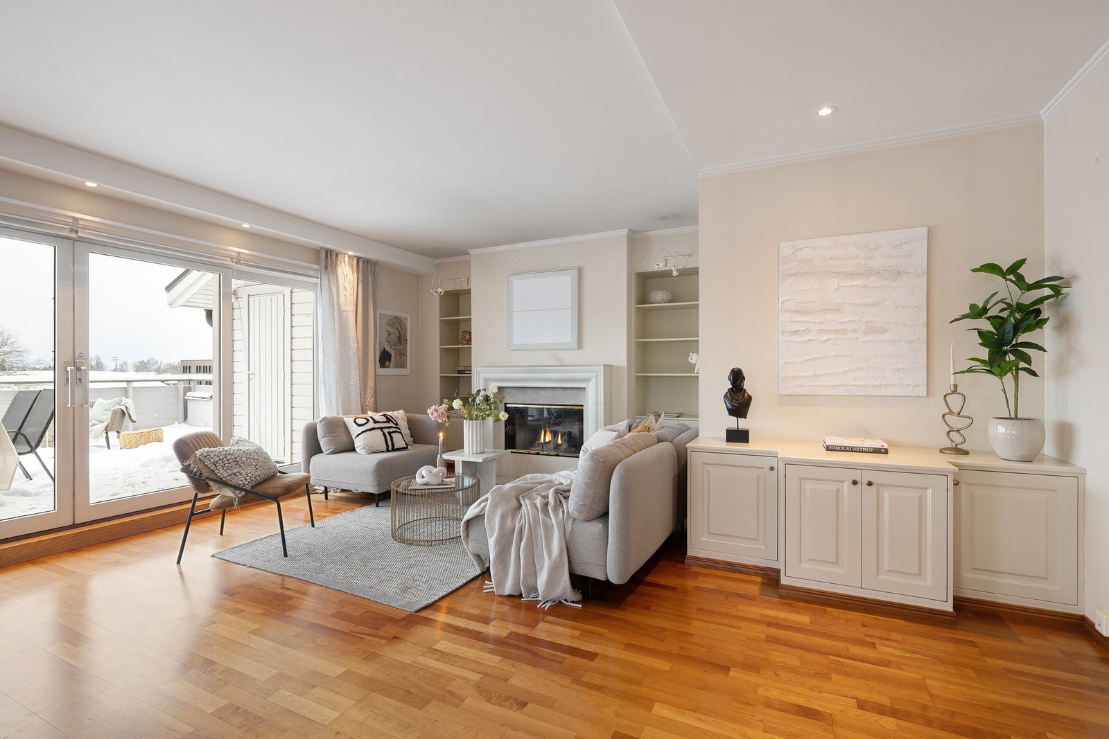 Stuen har plassbygde hylle- og skapløsninger samt delikate veggfarger som gir et helhetlig og rolig uttrykk. Galleribilde