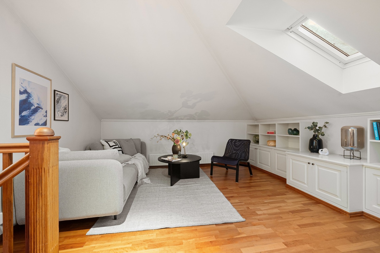 Loftsstuen har BRA ca. 40 m². På grunn av skråtak er det reelle gulvarealet betydelig større, og gulvarealet er målt til ca. 62 m². Galleribilde