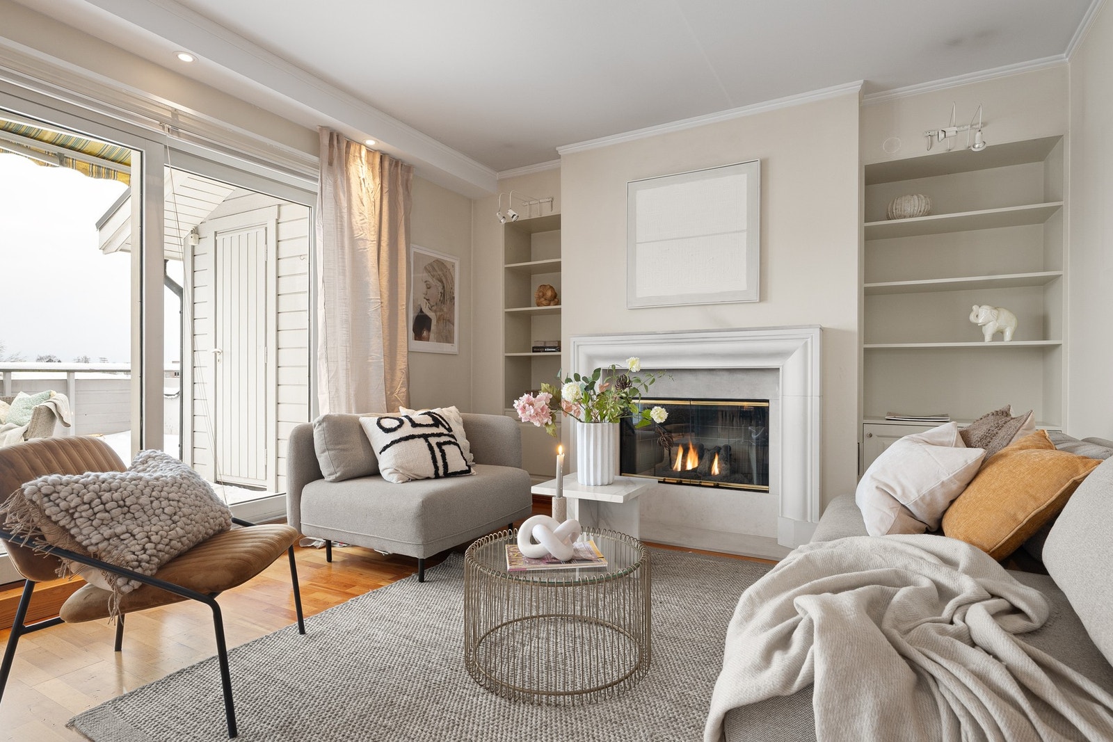 Stuen har flott engelsk peis med gassfyring som bidrar til ekstra komfort og en lun atmosfære. Galleribilde