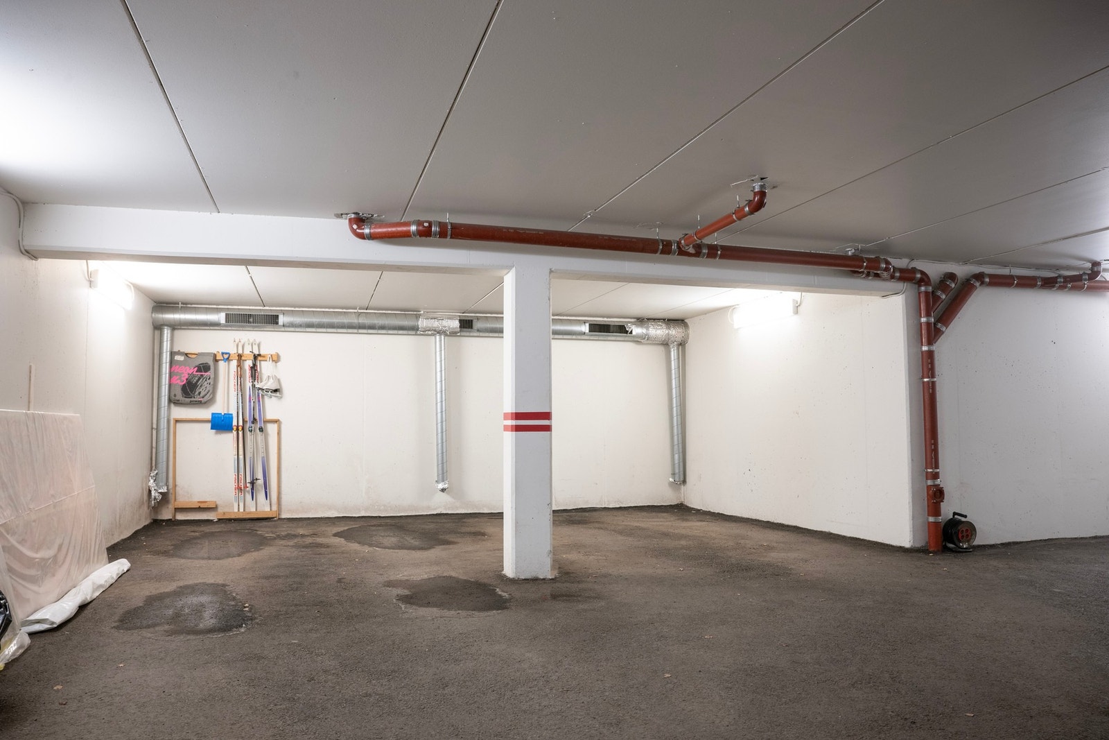 Det medfølger to faste parkeringsplasser i felles garasjeanlegg. Det er adgang til etablering av ladepunkt for elbil etter samtykke fra styret, med egen kurs og individuelt strømforbruk. Galleribilde