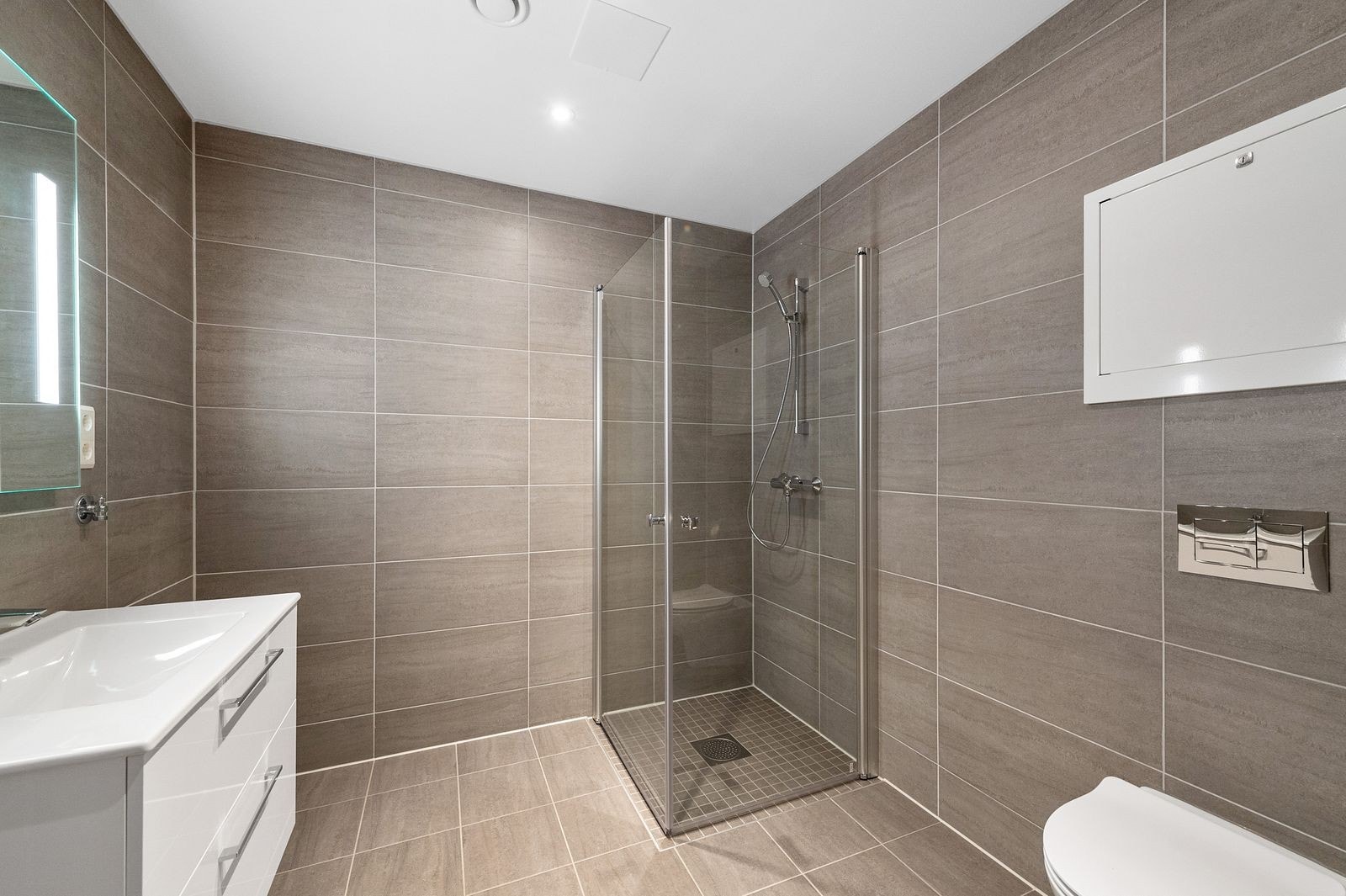 Bad/WC med gulvvarme og opplegg for vaskemaskin Galleribilde