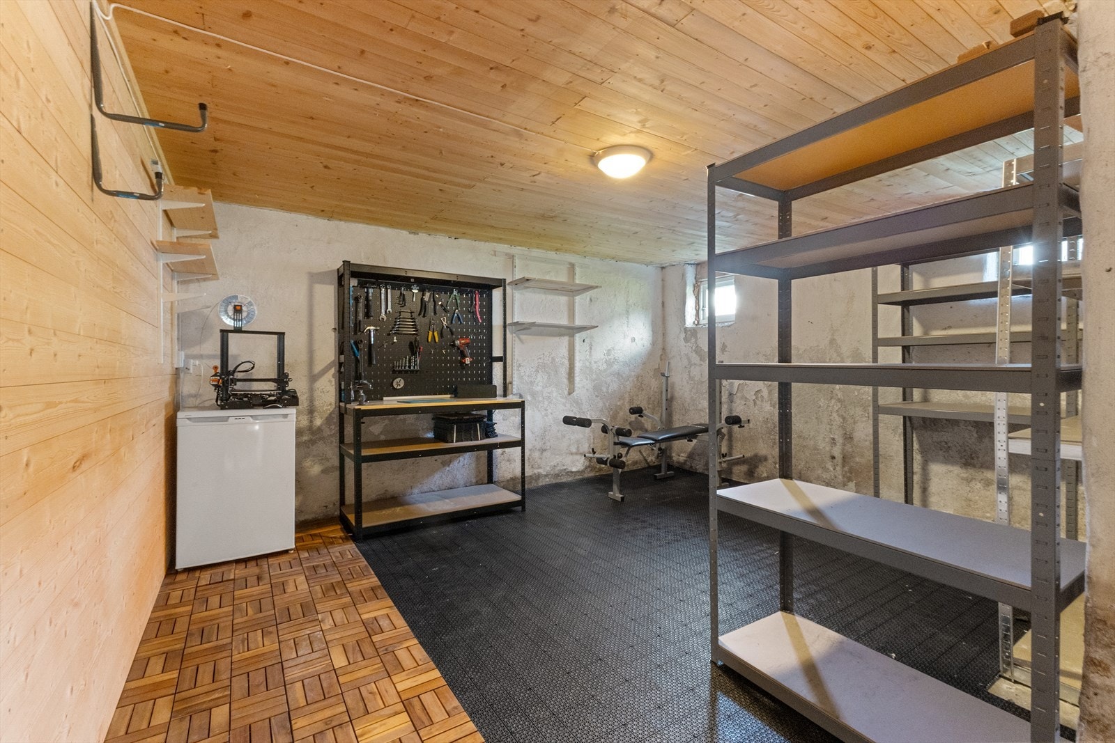 Boden kan sies å være unormalt stor, men det gjør jo absolutt ingenting det? Her er det bare å lagre i vei med alt du måtte føle for å ta vare på. Galleribilde