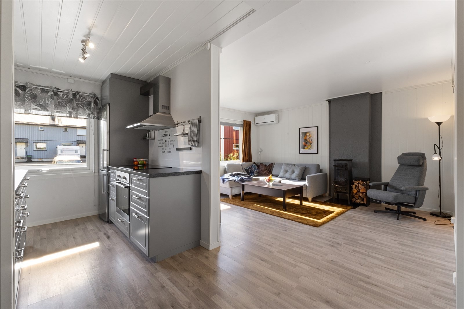 Fra kjøkkenet mot stue. Leiligheten er selvsagt ikke helt ny, men har en lun og trivelig atmosfære. Galleribilde