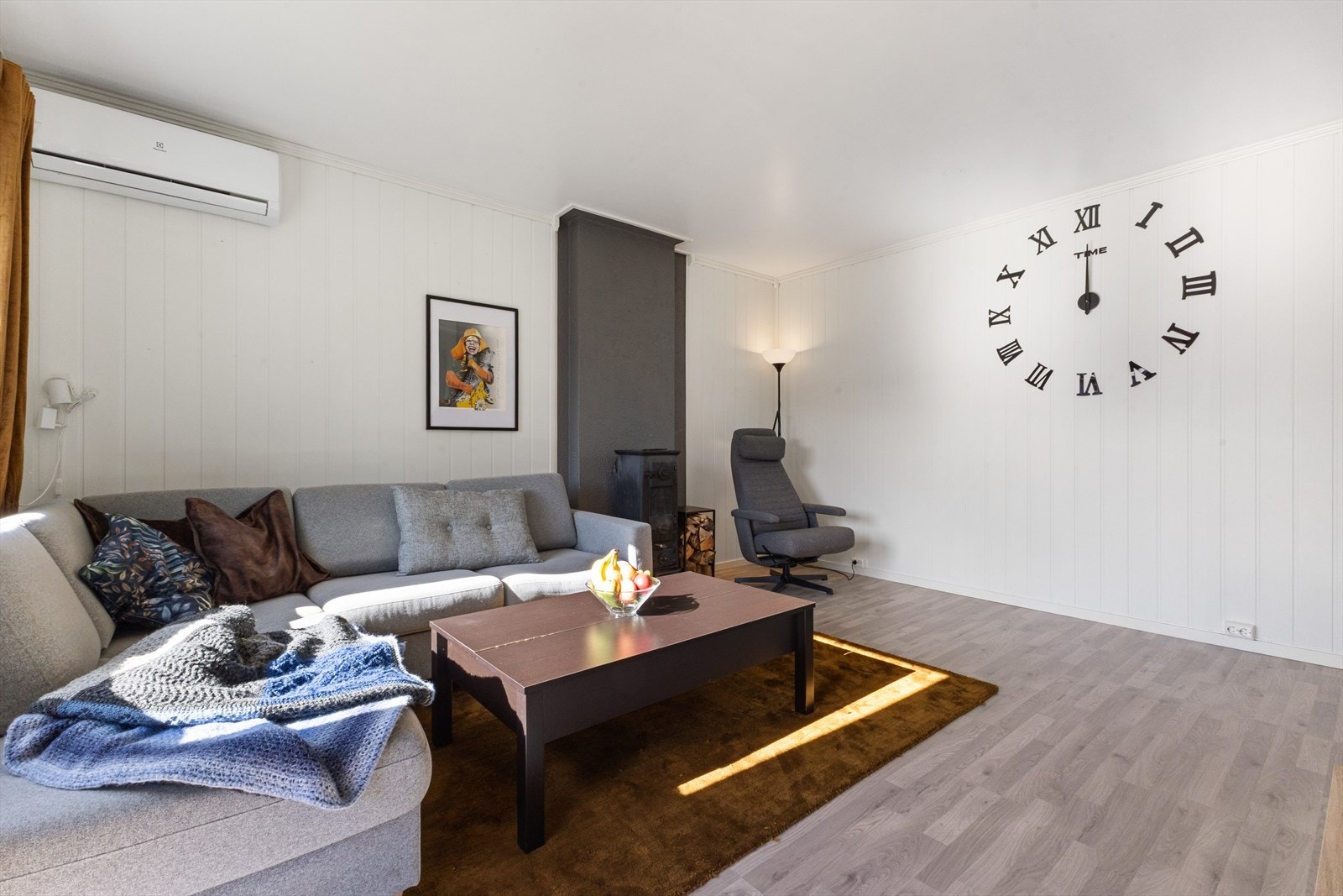 I Stuen finnes både varmepumpe og vedovn, noe som gjør leiligheten varm, selv under de kaldeste vinterdagene og motsatt da man kan kjøle seg av under varme sommerdager med aircondition til varmepumpen. Galleribilde