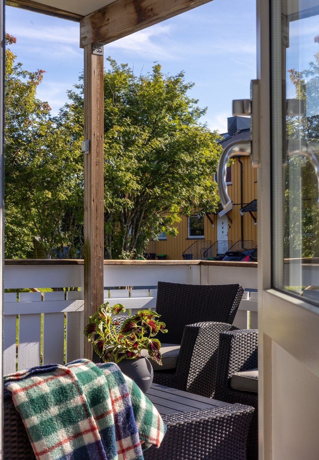 Leiligheten ligger solrikt til og har svært trivelige omgivelser rett utenfor terrasse døra. Galleribilde