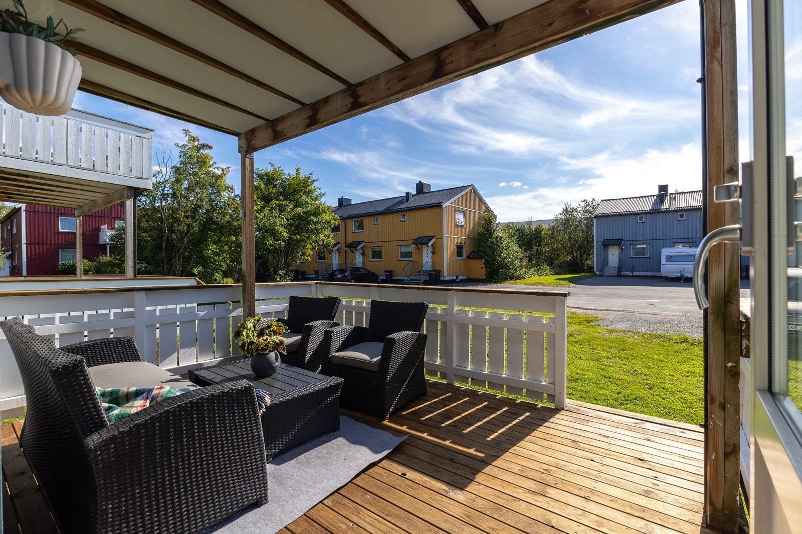 Solrik terrasse på ca. 12kvm med trapp direkte til/fra hage. Galleribilde