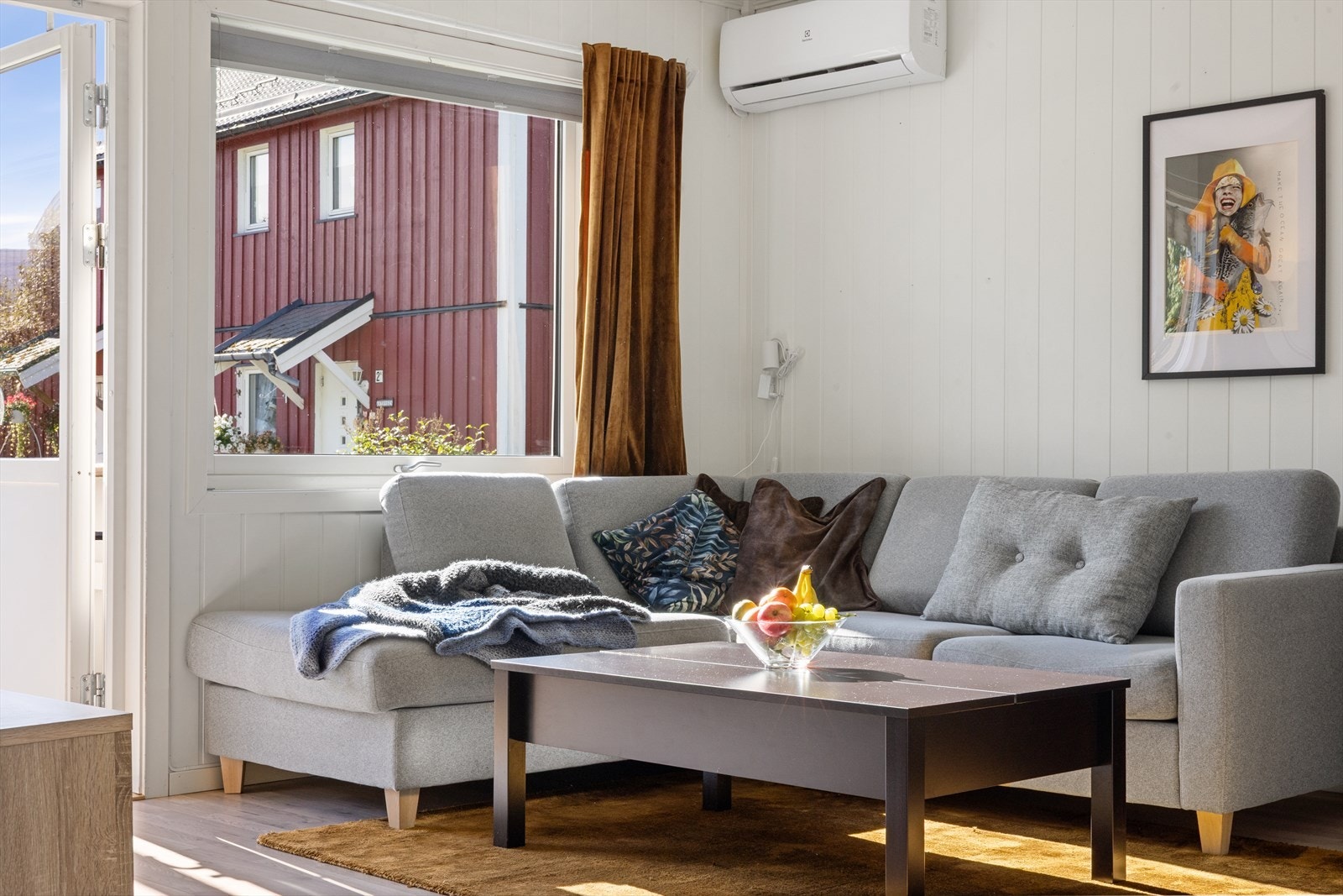 Deler av det som står i leiligheten pr. nå følge med om ønskelig. Deriblant vaskemaskin, tørketrommel, kjøleskap, seng og andre møbler. Galleribilde