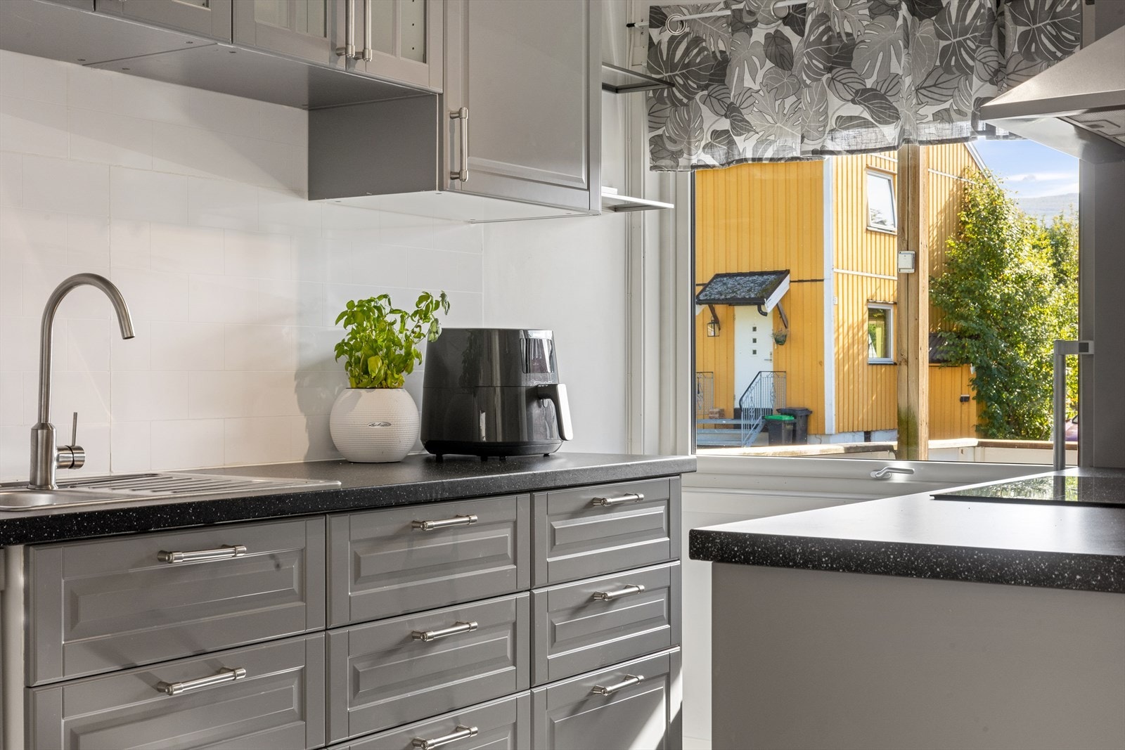 Fra kjøkken ut mot terrasse og hage. Galleribilde