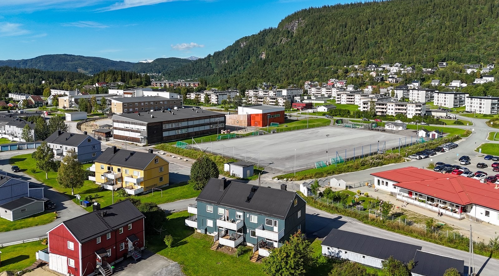 Butikk. idrettshall, fotballbane, sykehuset, barnehage, bussforbindelse er i umiddelbar nærhet. Selforslia kan enkelt nås herfra, og ligger ca. 10min gange unna leiligheten. Galleribilde