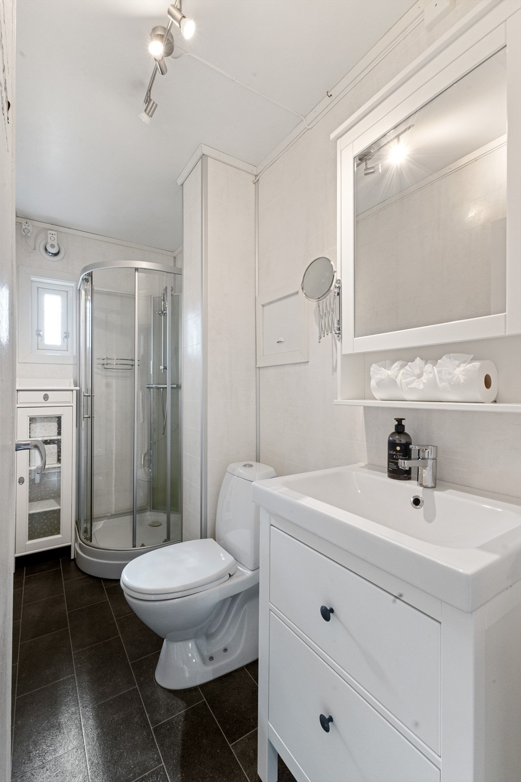 Badet er praktisk innredet og har alt man måtte trenge. Det er mulig å sette inn en toppmatet vaskemaskin ved dusjkabinettet, men dette er tiltak som evt. må gjøres av ny eier. Galleribilde