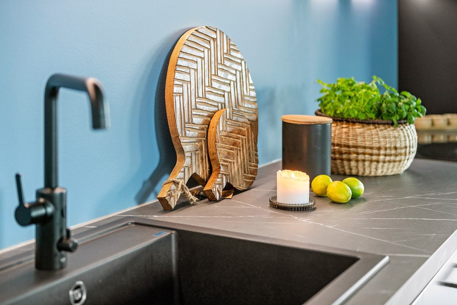 Et lekkert og stilrent kjøkken som passer godt i leiligheten. Galleribilde