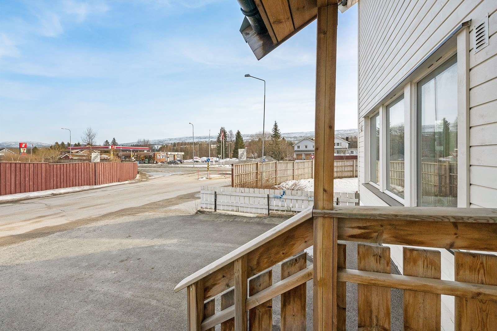 Borettslaget skiftet drenering i 2019. Vinduer ca. i 2004. Yttervegger ble tilleggsisolerte og skiftet bordkledning ca. i 2016-17. Galleribilde