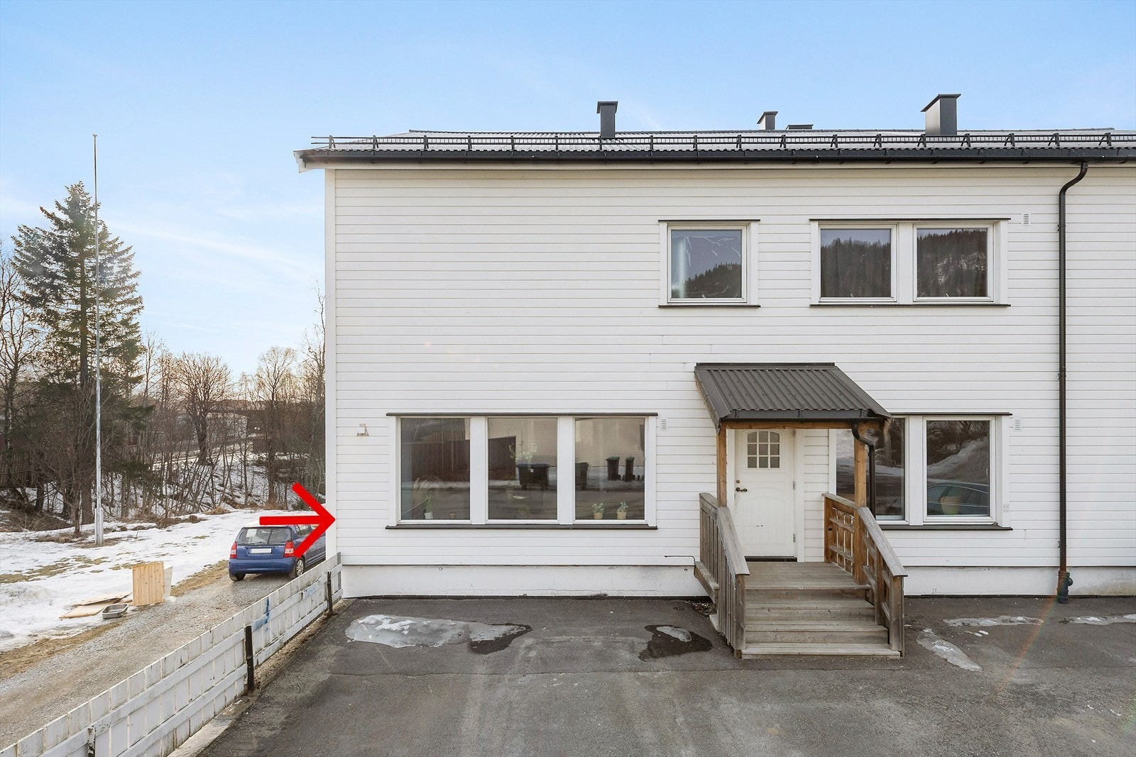 Leiligheten ligger i 1.etasje og deler inngangsparti med en annen leilighet. Galleribilde