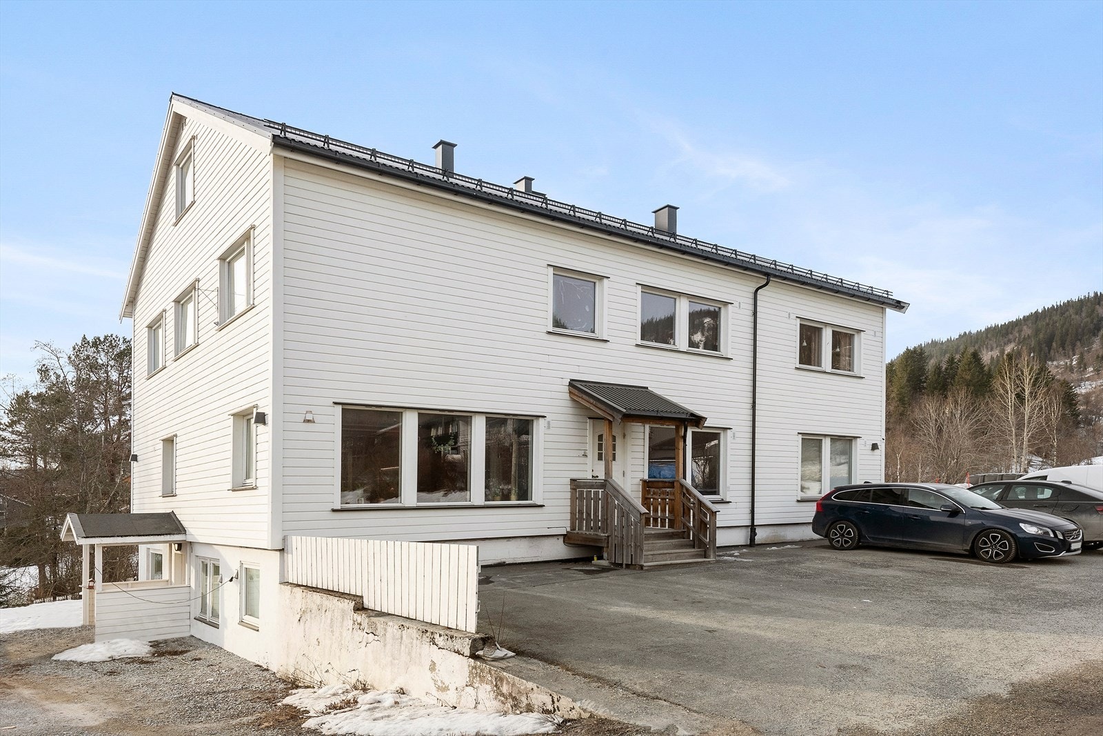 Borettslaget har en felles veranda på baksiden av bygget, og felles utebod i hage. Boden benyttes til oppbevaring av borettslagets felles hagemøbler. Galleribilde