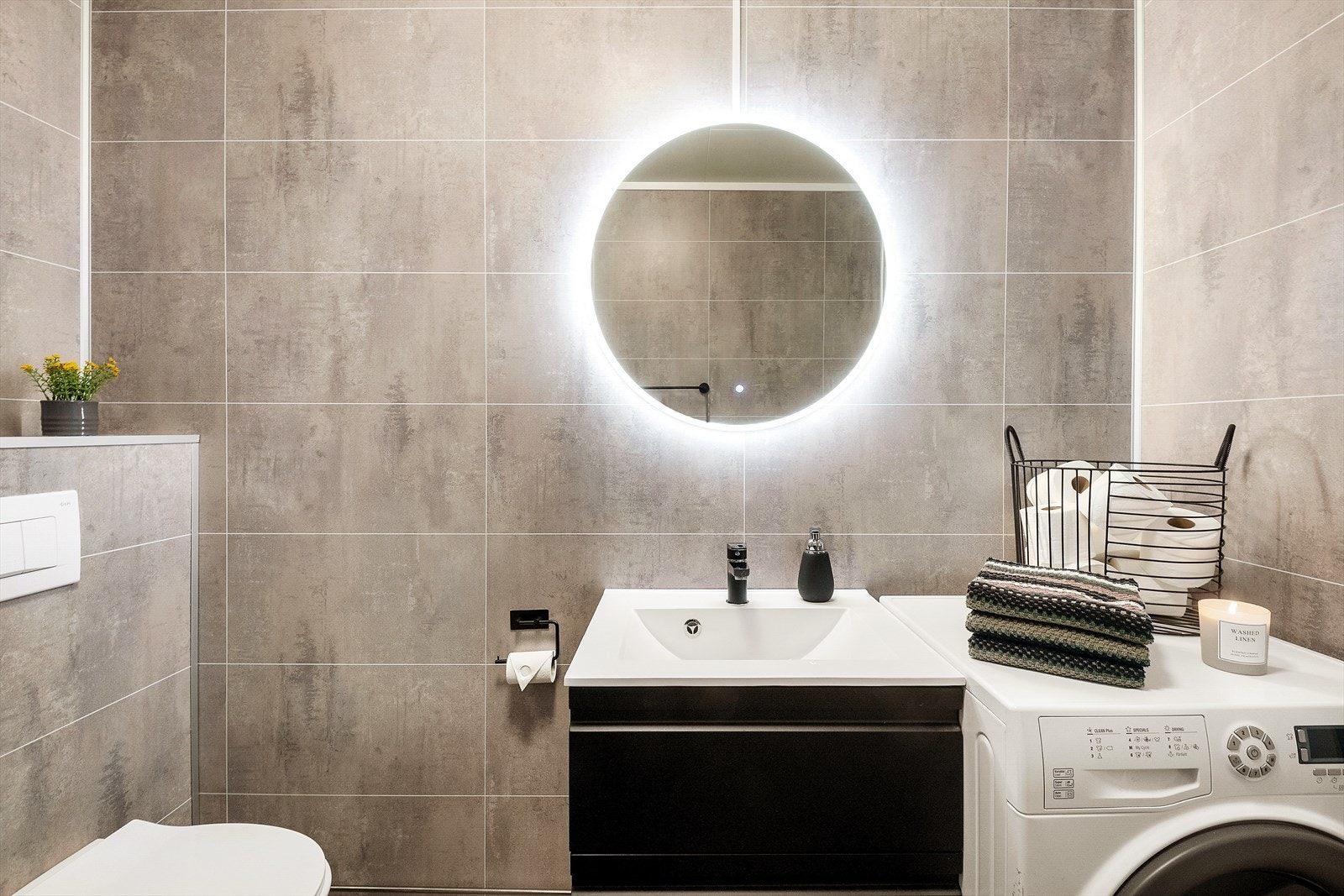 Det er uttak for vaskemaskin i rommet. Galleribilde