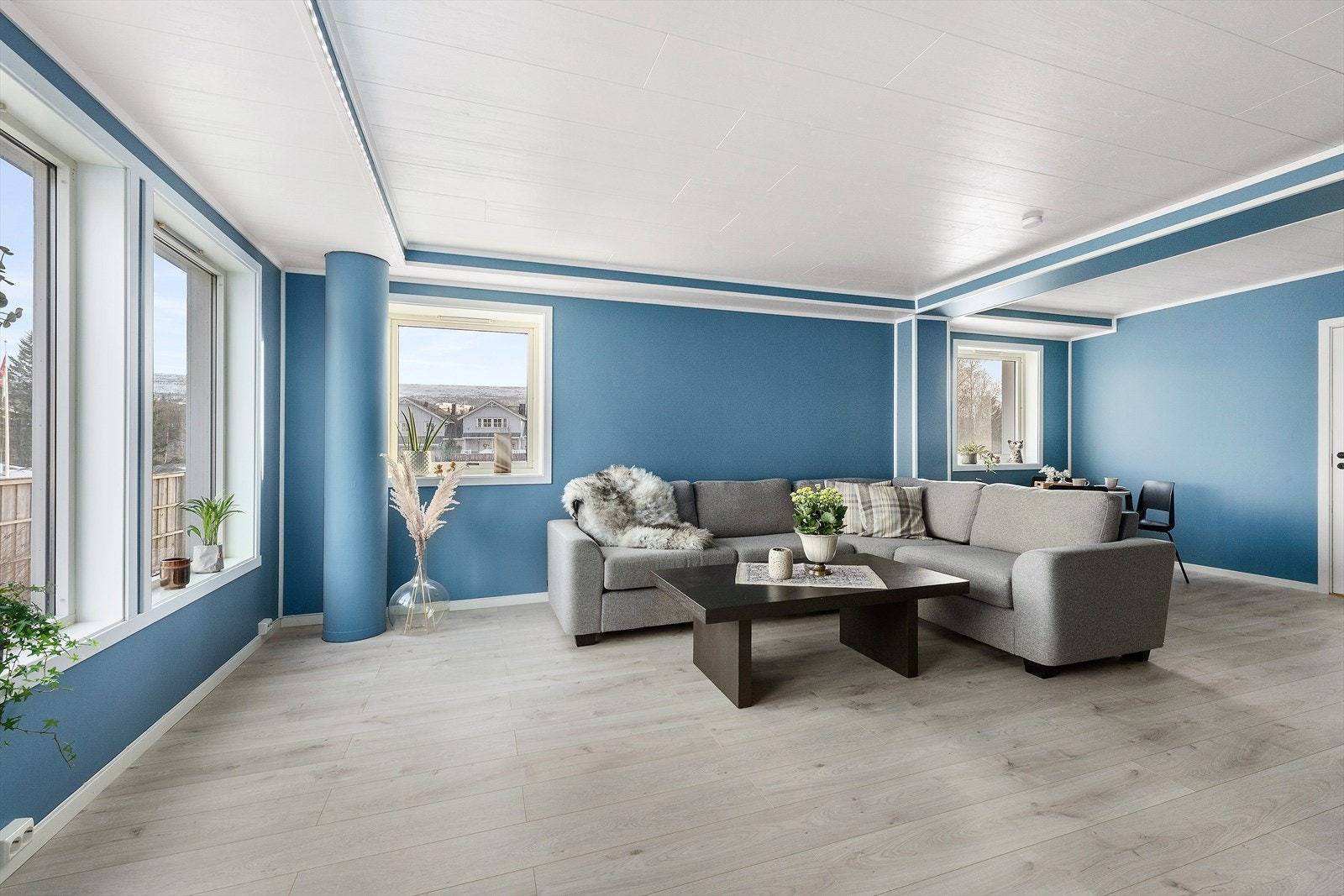 Leiligheten er modernisert årene 2021-22, og fremstår i dag med moderne overflater. Galleribilde