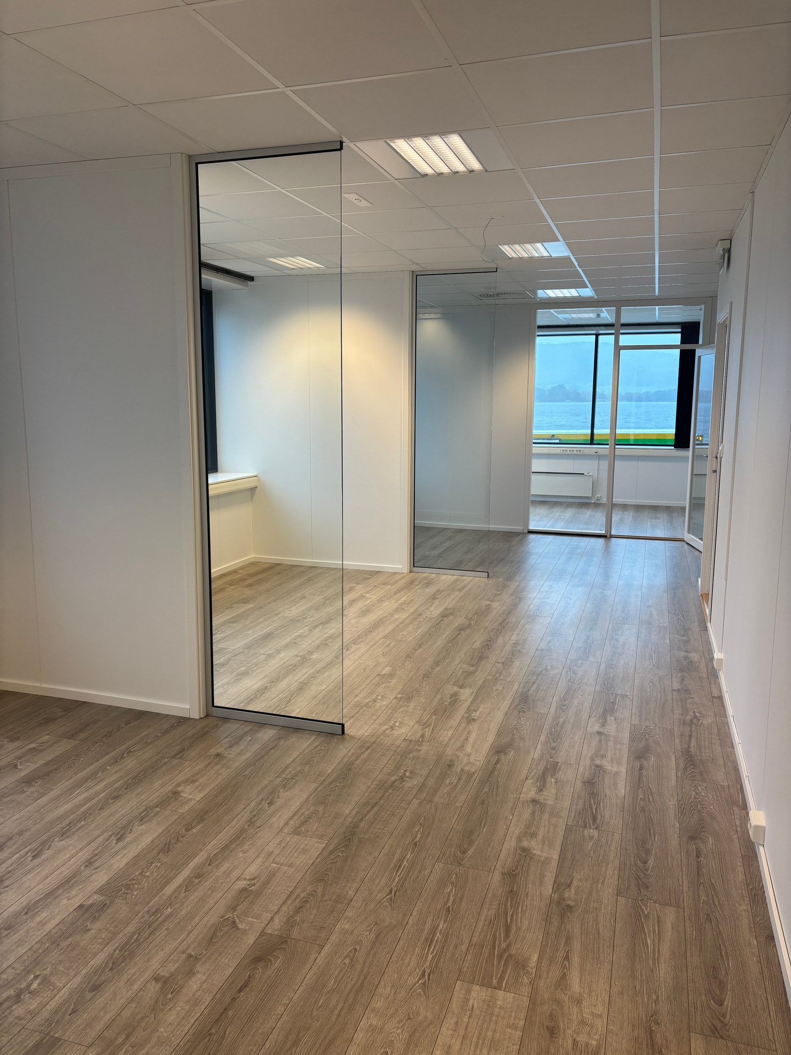 Tre kontorer med halvlukket løsning Galleribilde