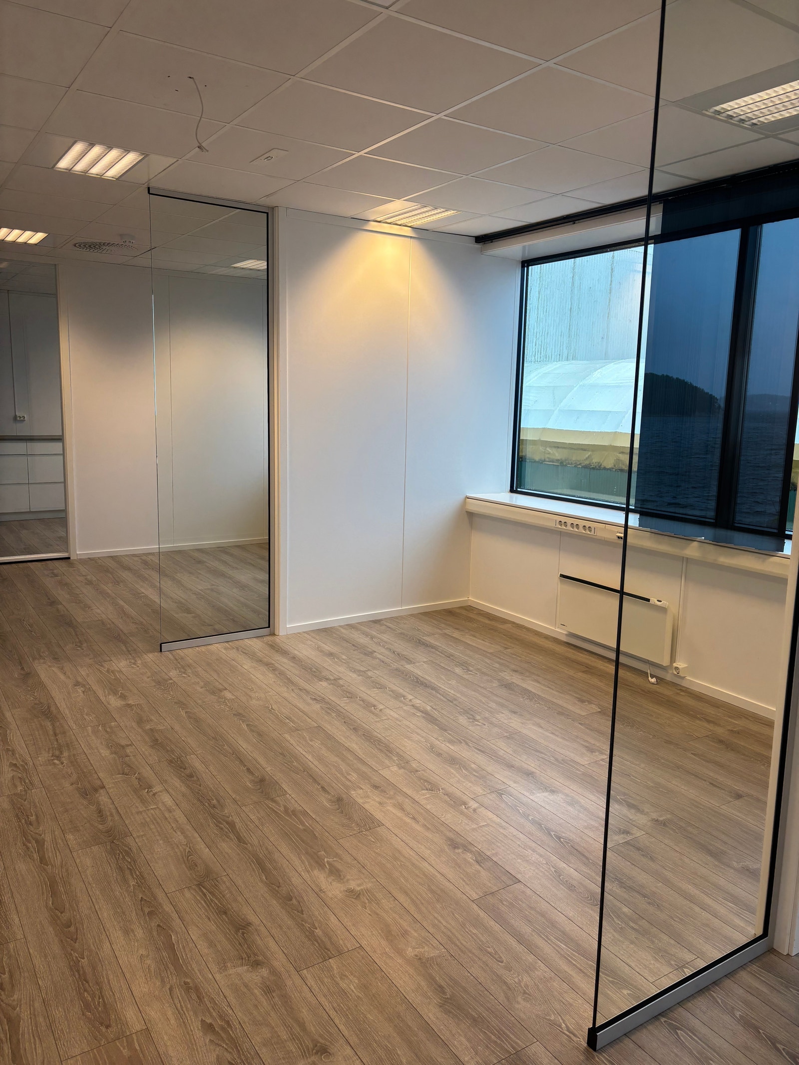 Tre kontorer med halvlukket løsning Galleribilde