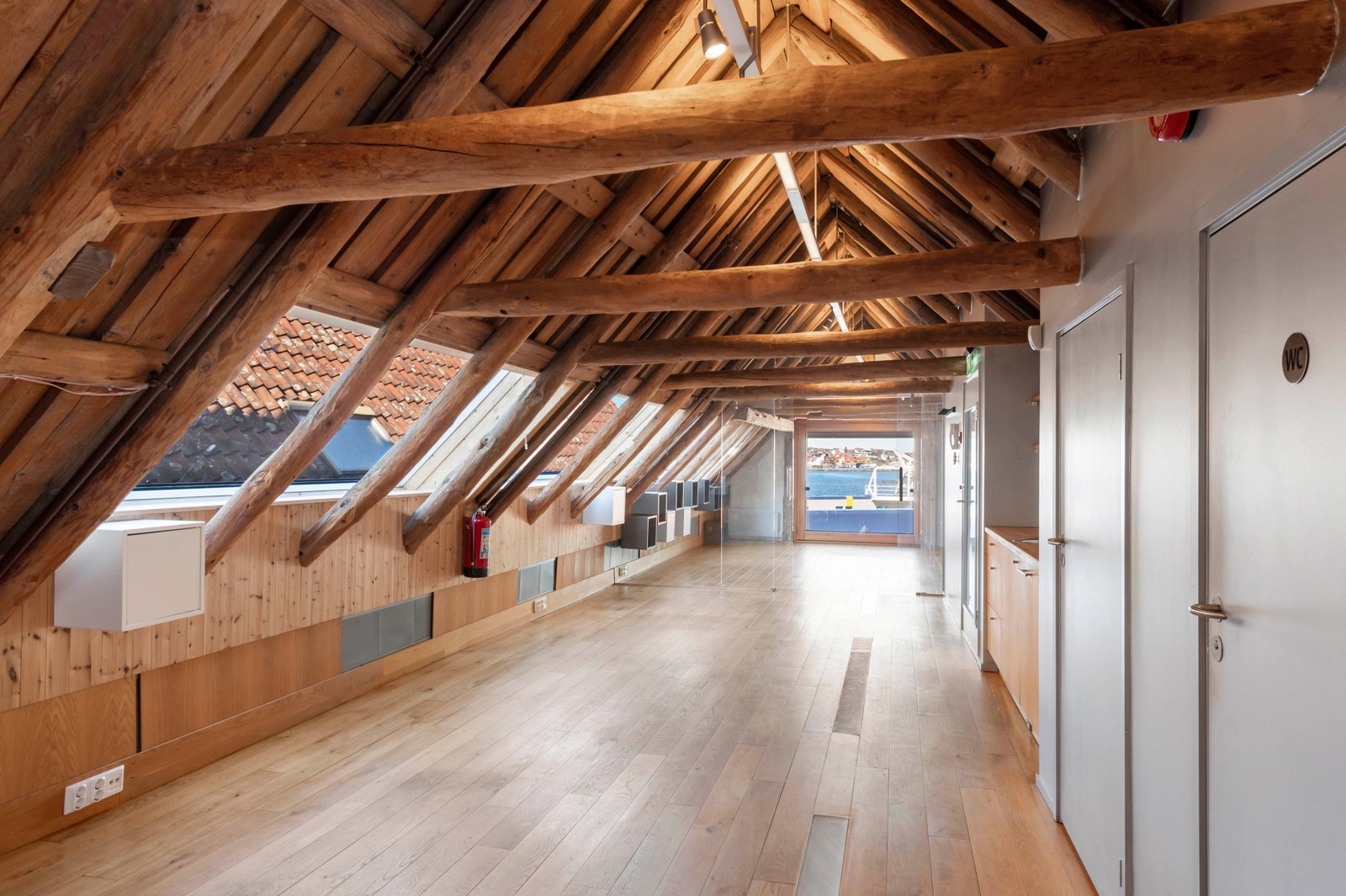 Store takvinduer gir masse lys Galleribilde