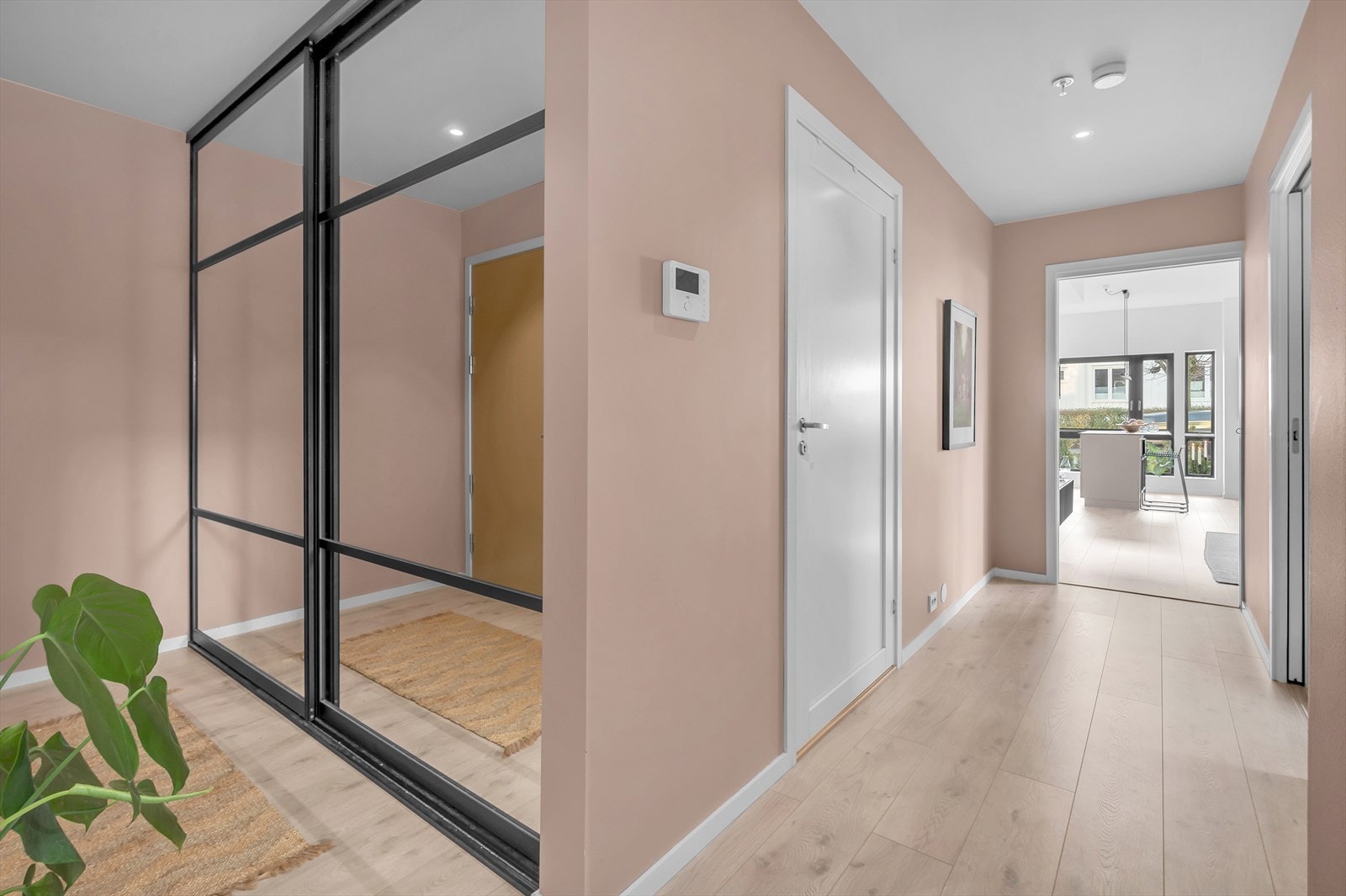 Malt i behagelige og delikate farger. I gulv er det vannbåren varme som det for øvrig også er i stue/kjøkken og bad. Galleribilde