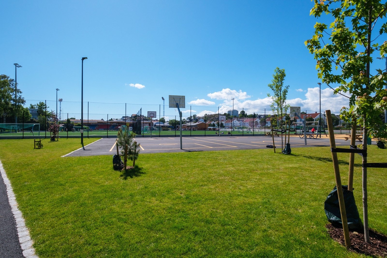 I tilknytning til skolen er det godt med aktivitetstilbud med Kristiansand stadion i bakgrunnen. Galleribilde