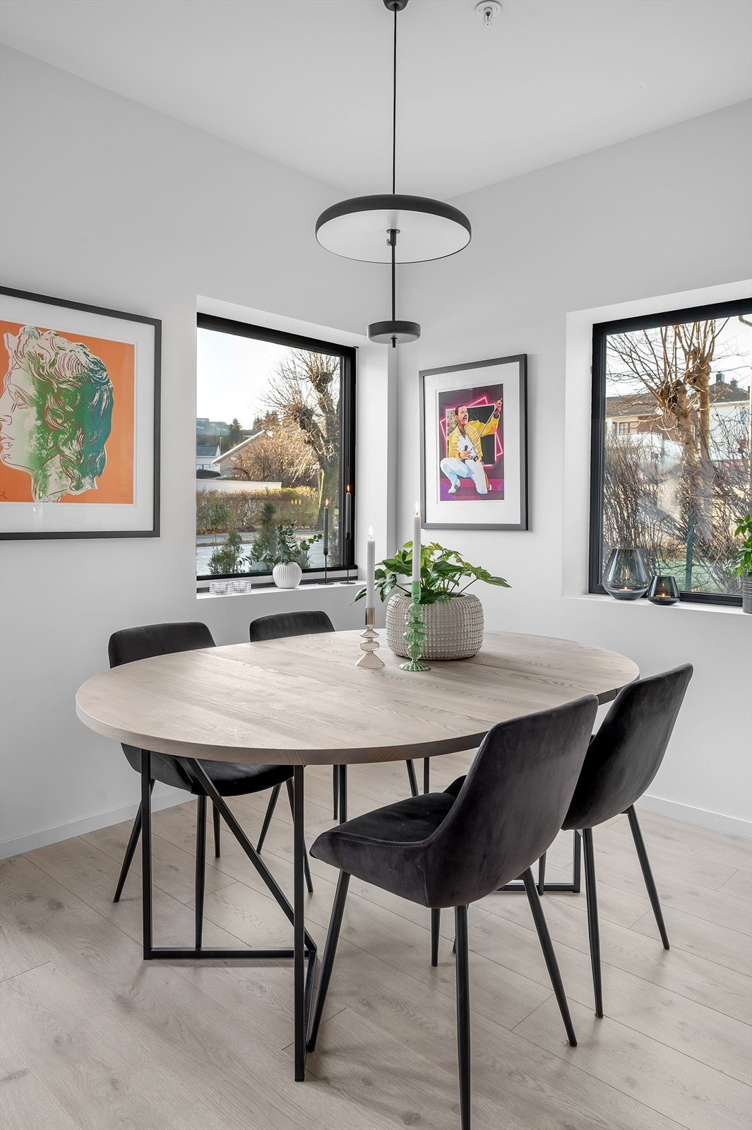 Egen spiseseksjon med plass til bord og stoler. Galleribilde