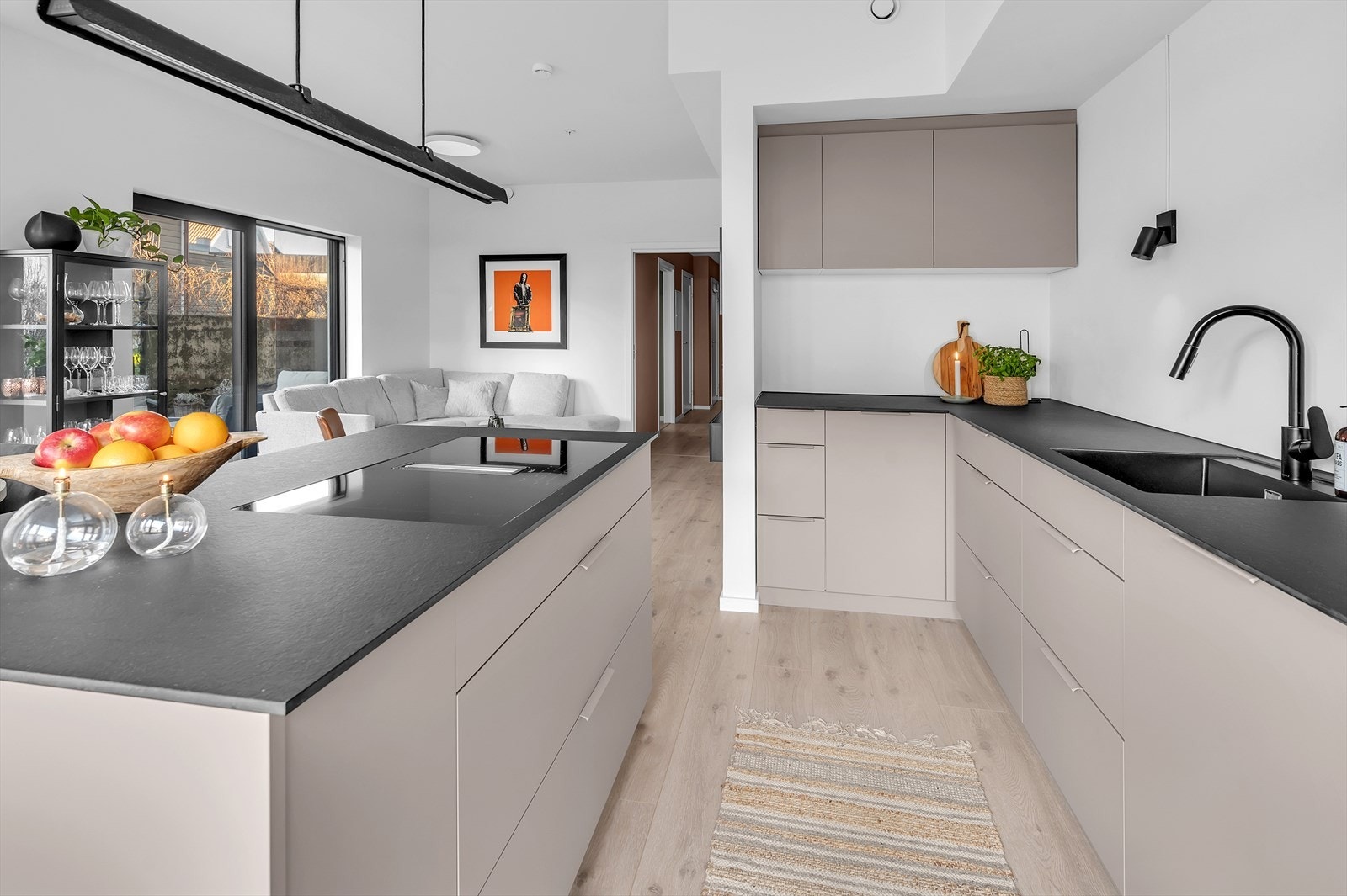 God planløsning gir godt med skap og benkeplass. Galleribilde