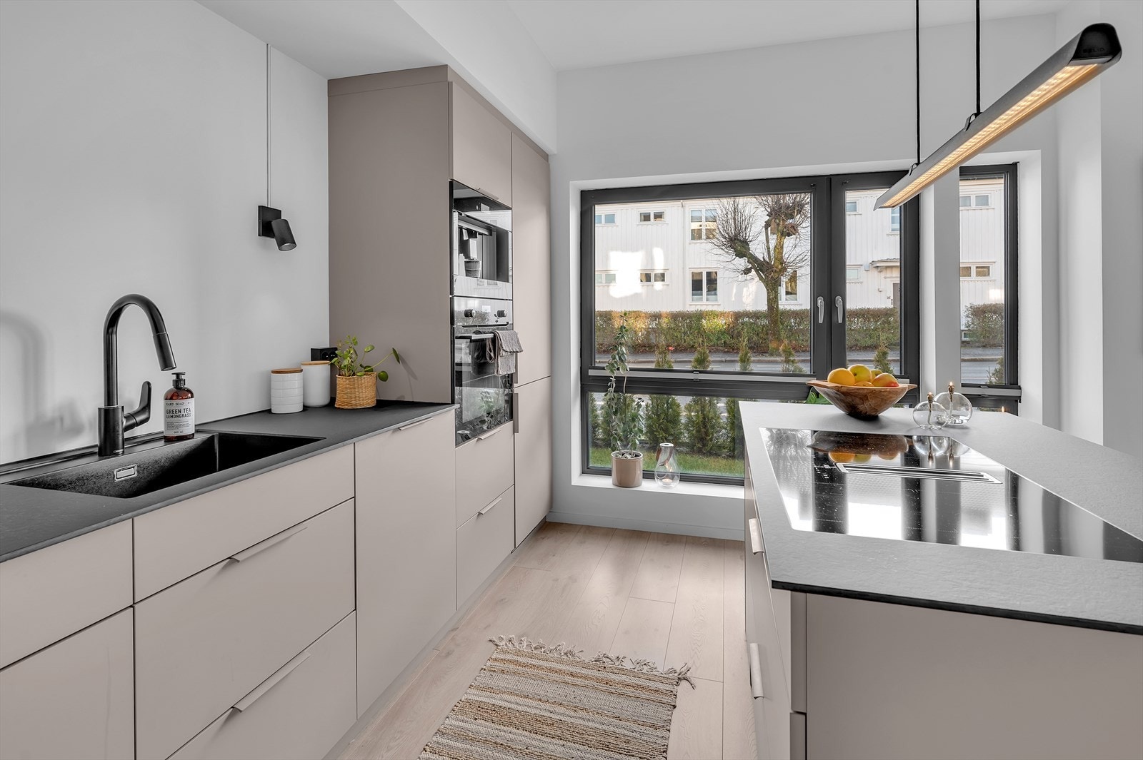 Store vindusflater som gir et naturlig lysinnslipp. Galleribilde