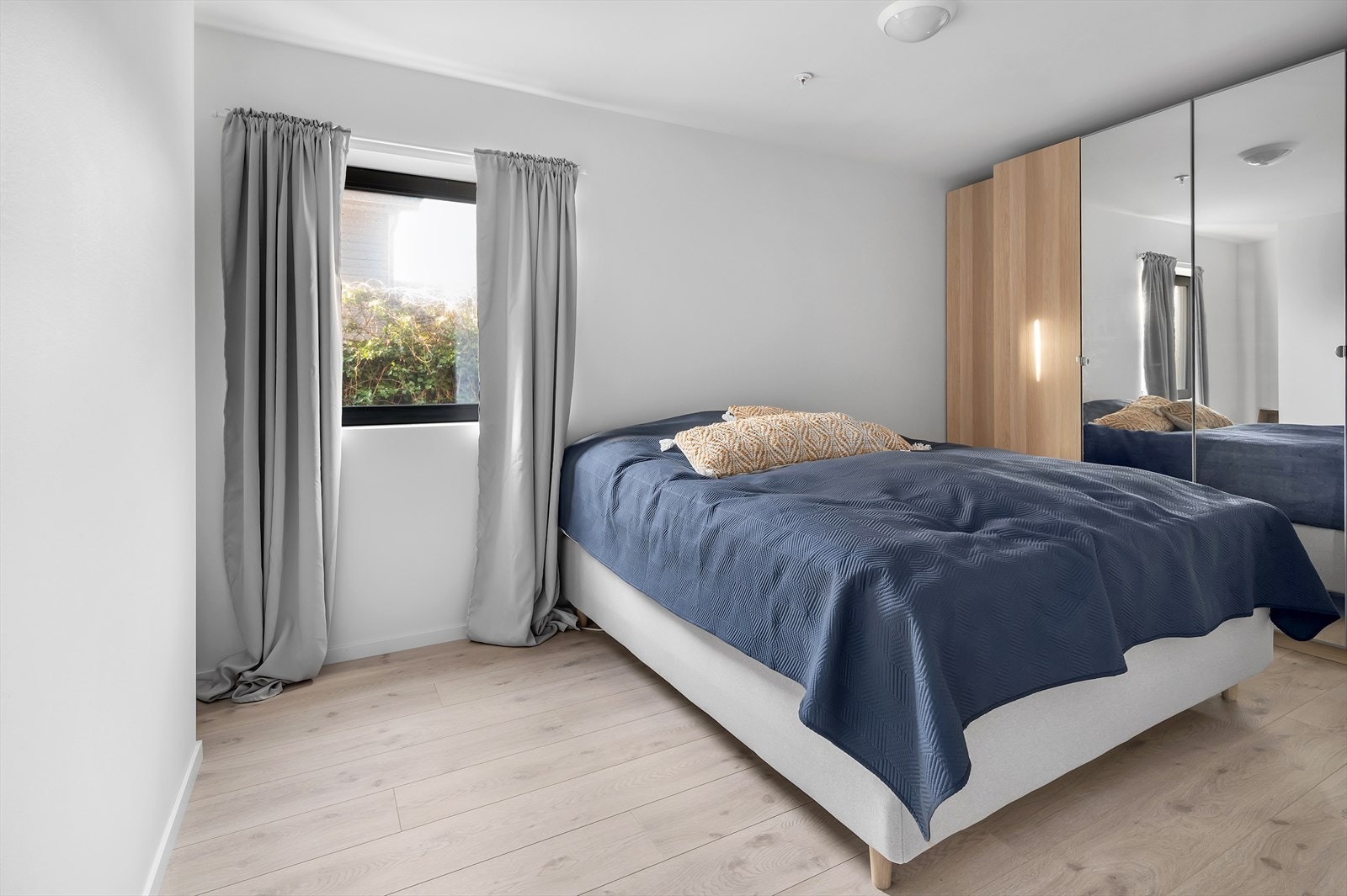 Malt i behagelige farger med god plass til dobbeltseng. Galleribilde