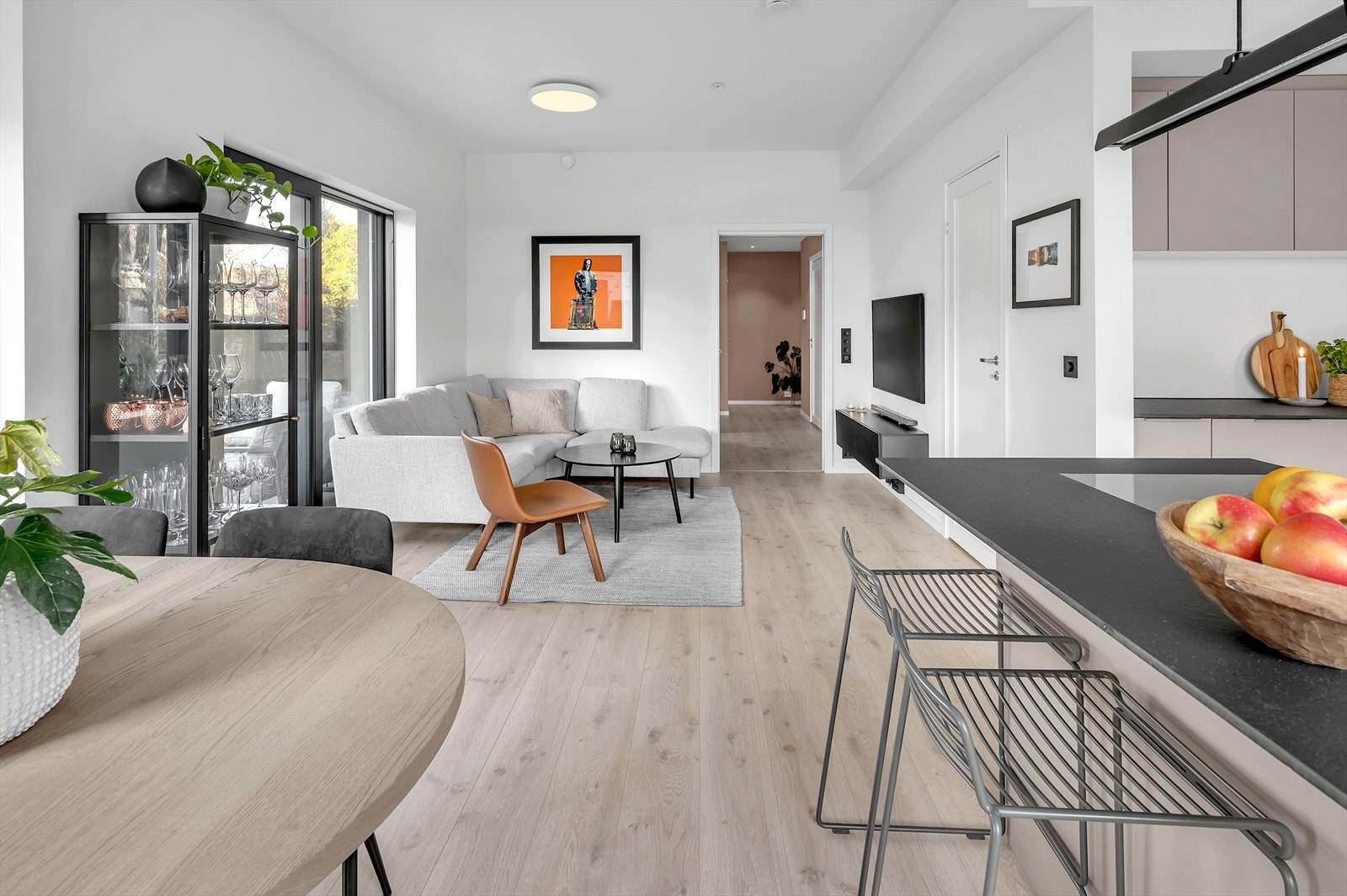 Fra kjøkken mot stue er det en delvis åpen løsning som gir en sosial atmosfære - god planløsning. Galleribilde