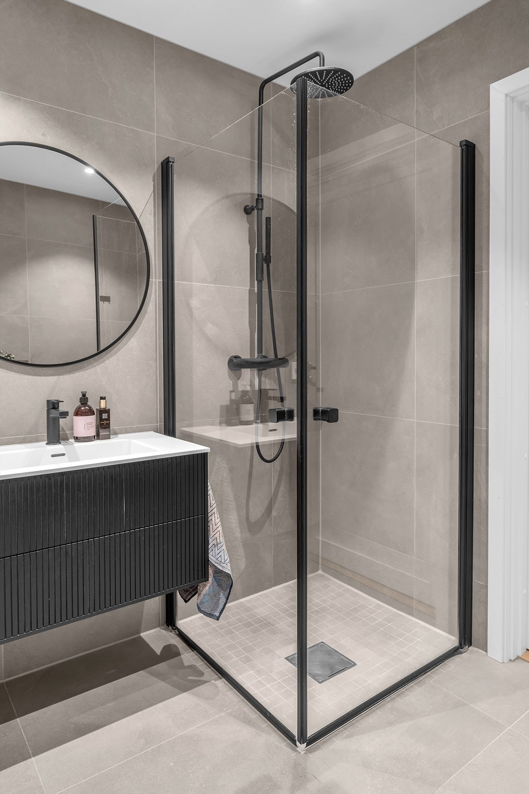 Deilig og romslig dusjhjørne. Legg merke til sorte og påkostede detaljer. Galleribilde