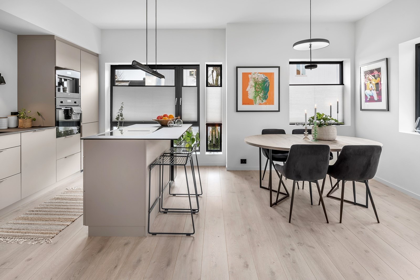 Solskjerming er satt inn på vinduene som enkelt kan trekkes til. Galleribilde