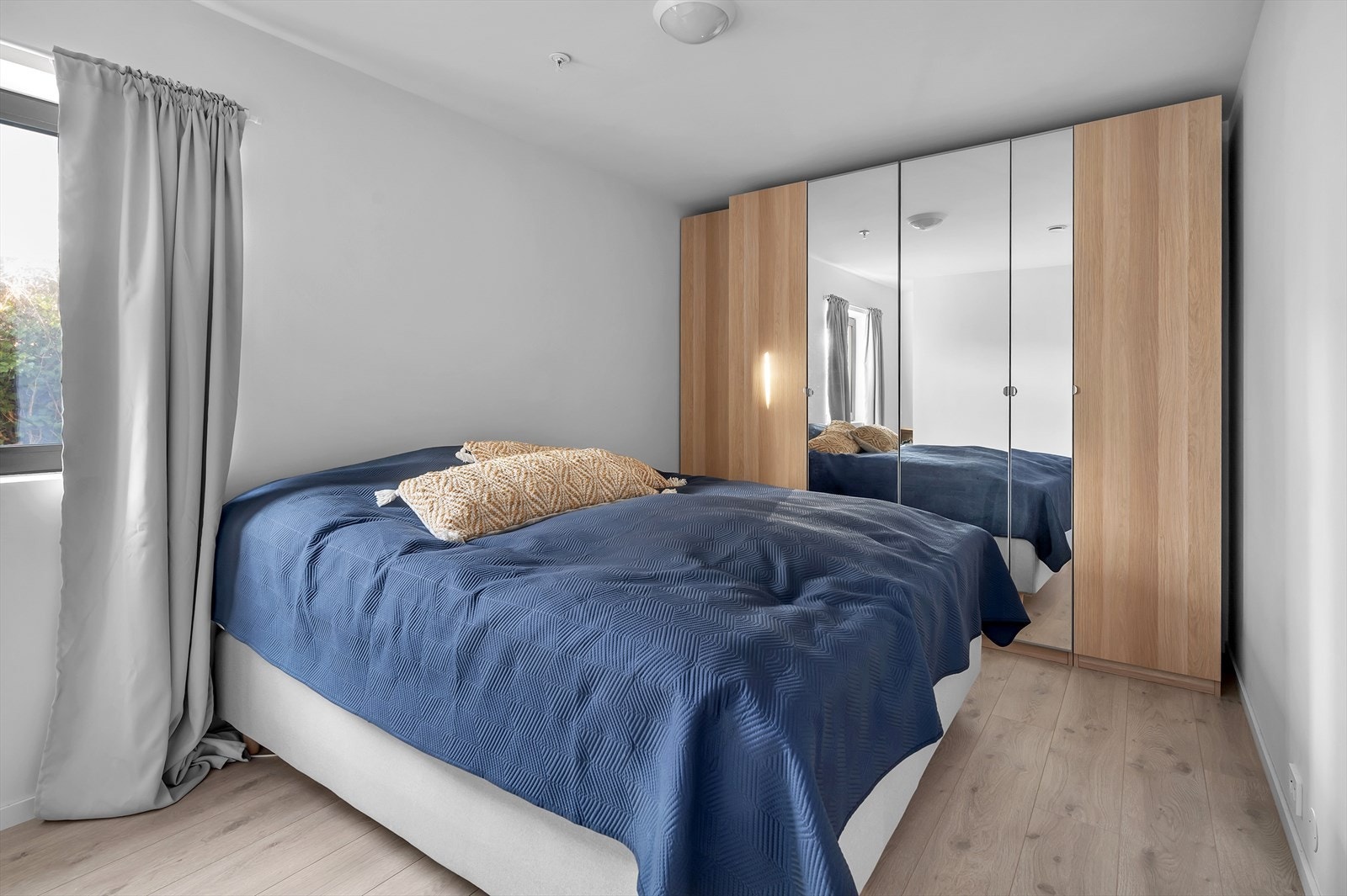 Soverom I - stort garderobeskap medfølger handelen. Galleribilde