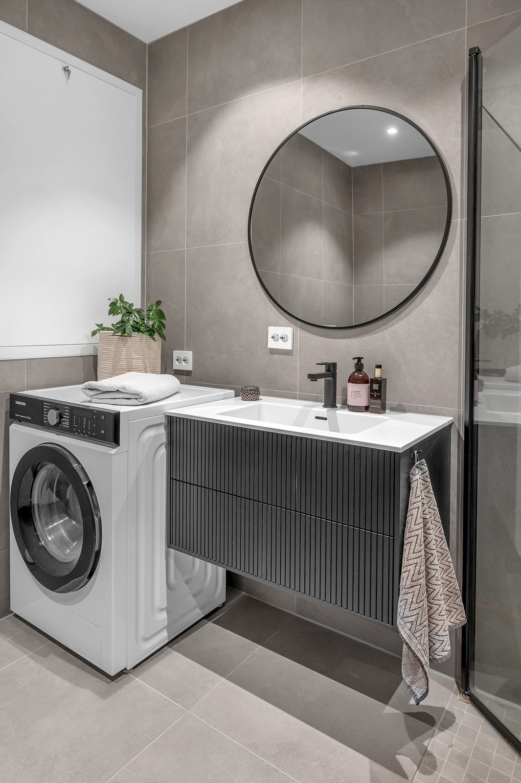 Ekstra tilvalg på speil, servant og skuffer. Galleribilde