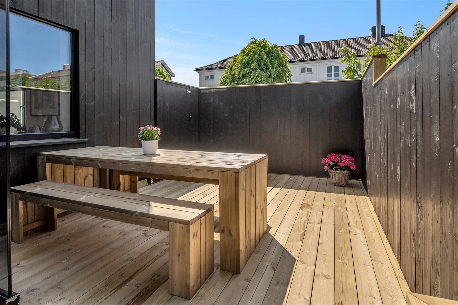 Skjermet uteplass med ettermiddags- og kveldssol. Egen dør uten til Marviksveien. Galleribilde