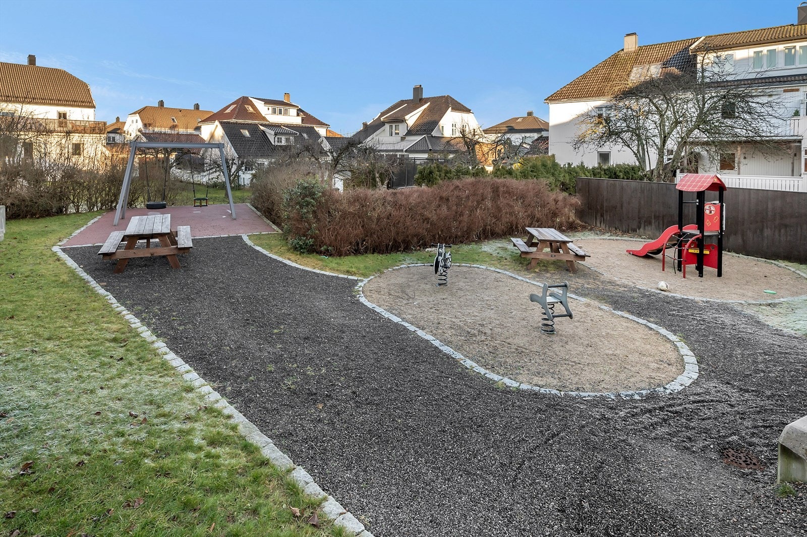 Utenfor er det lekeplass. Galleribilde