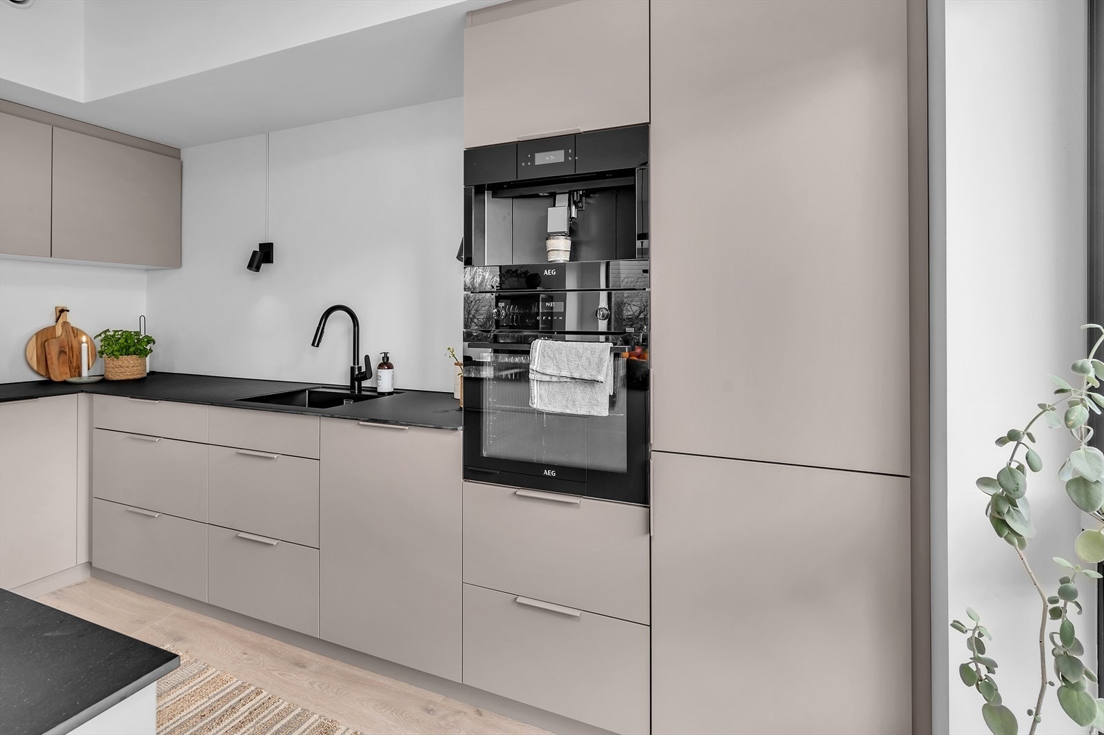 Integrerte hvitevarer som kjøleskap med frys, stekeovn og kaffemaskin Galleribilde