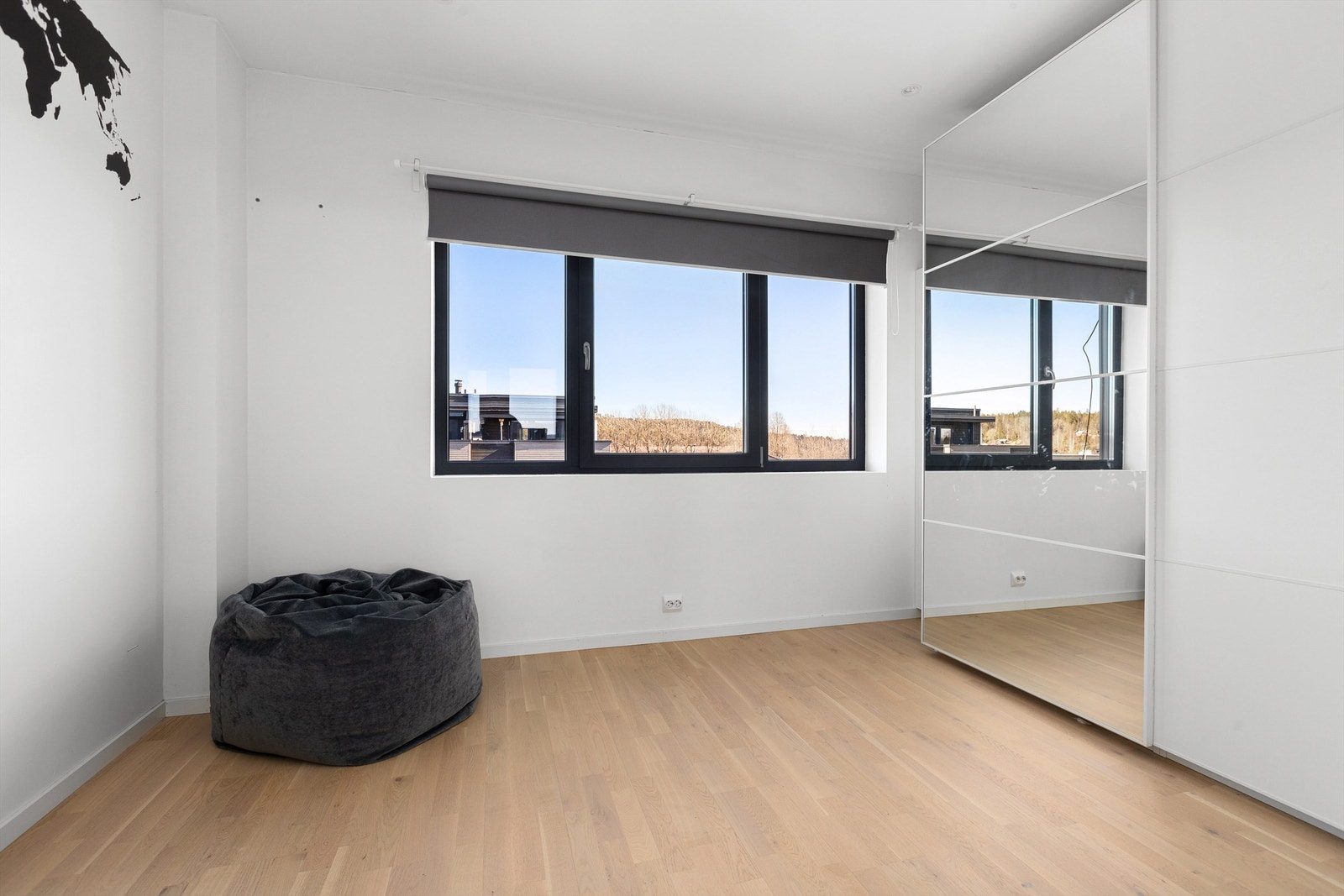 Soverom 4 med plass til dobbeltseng og garderobeløsning. Perfekt rom for ungdommen Galleribilde