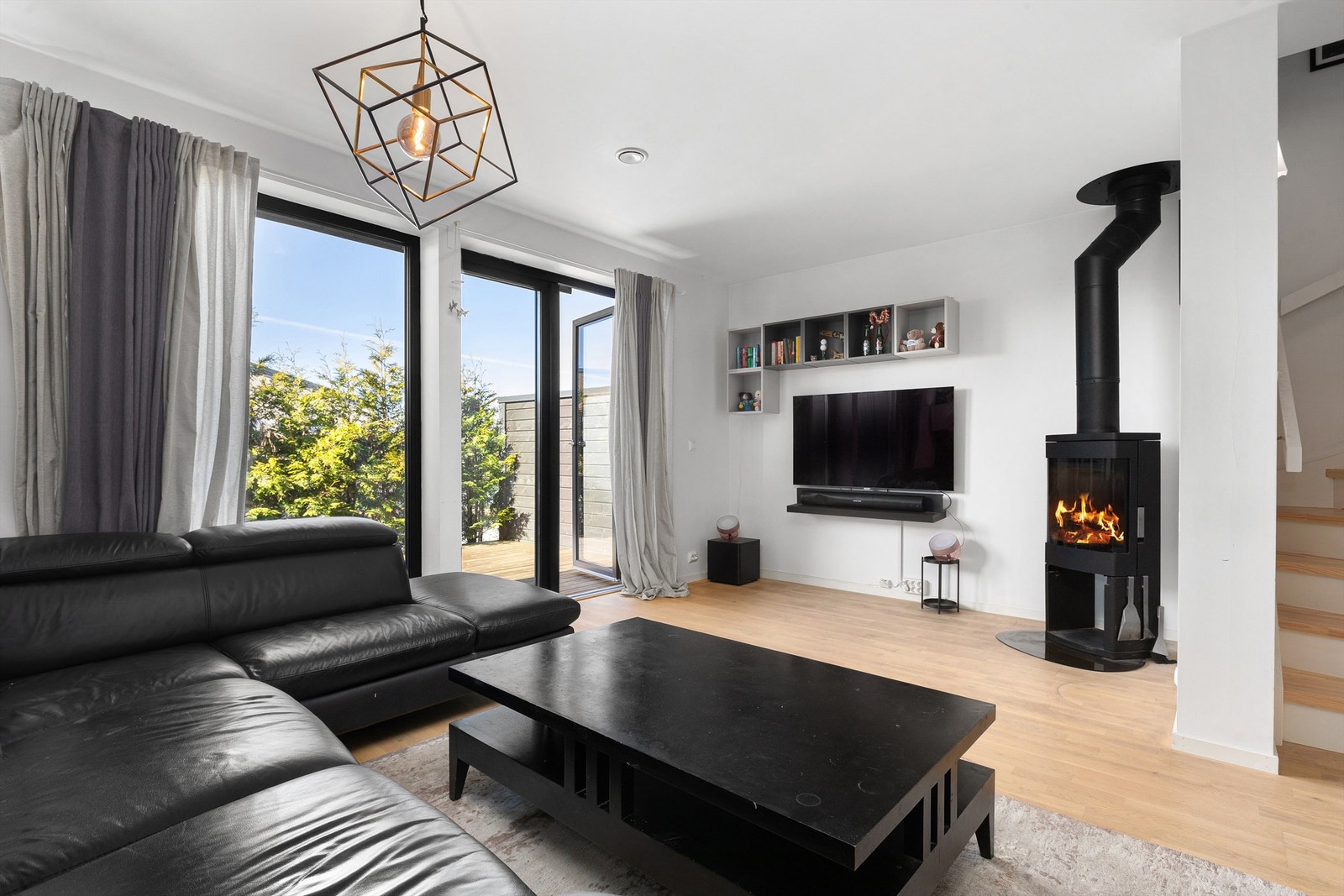 I stuen er det plass til sofaløsning med tilhørende møblementer og tv-seksjon. Store vindusflater som slipper inn rikelig med naturlig lys samt utgang til en solrik og skjermet terrasse Galleribilde