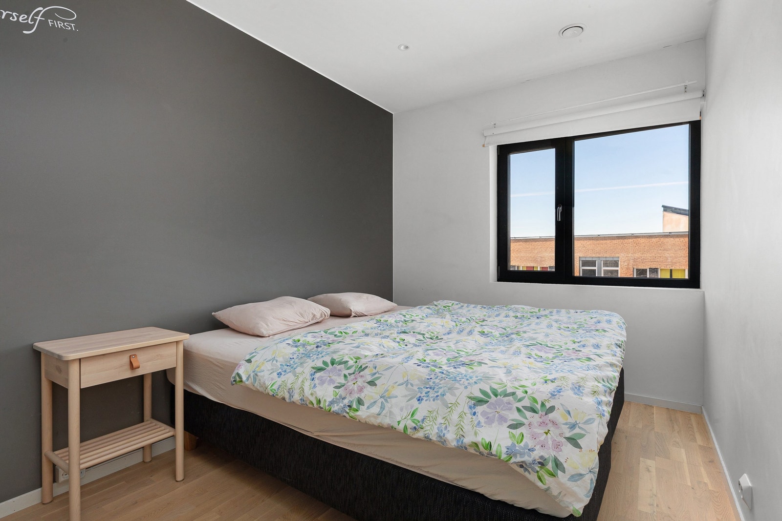 Soverom i 2.etg med plass til dobbeltseng og klesskap Galleribilde