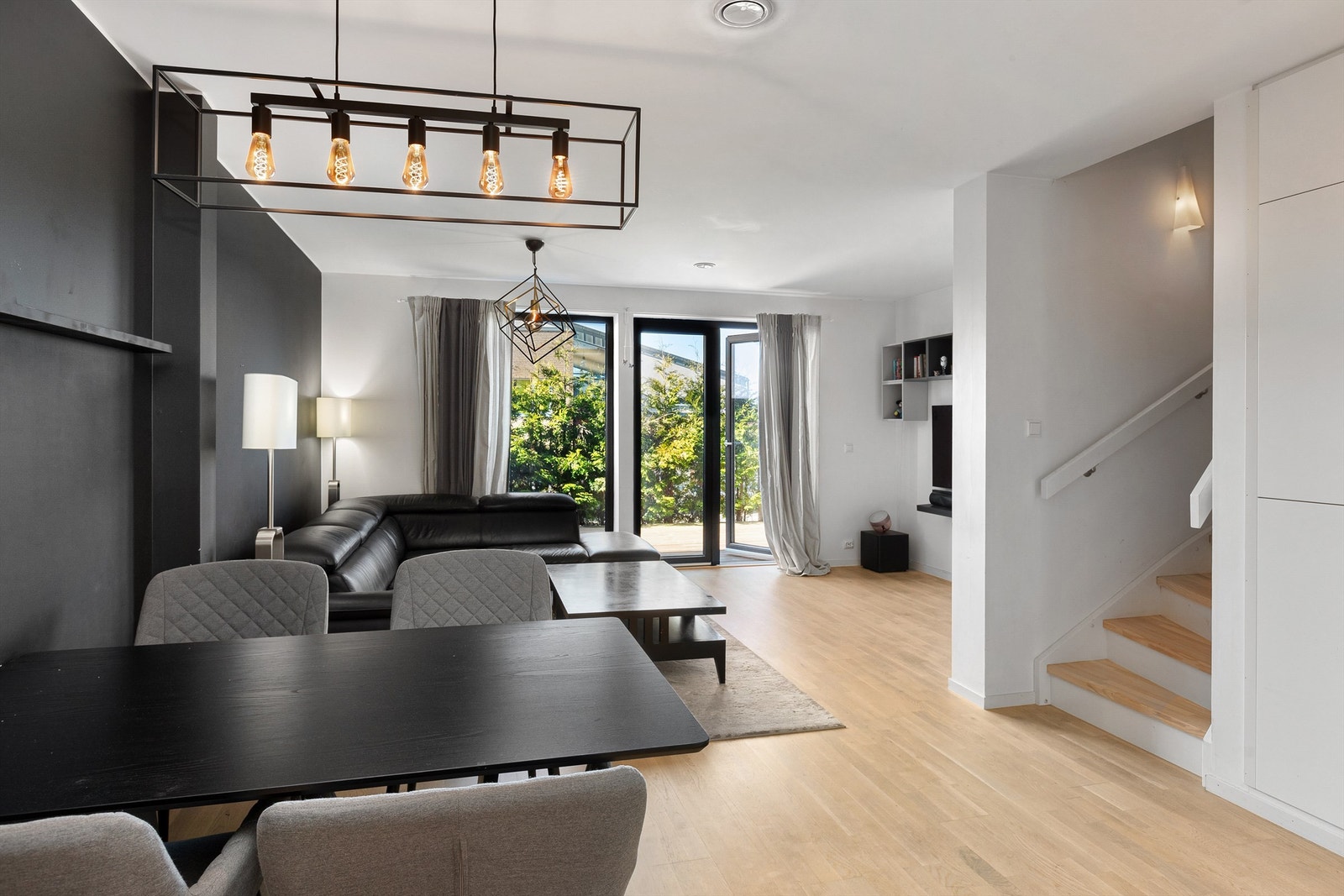 God plass til spisestue mellom stue og kjøkken Galleribilde