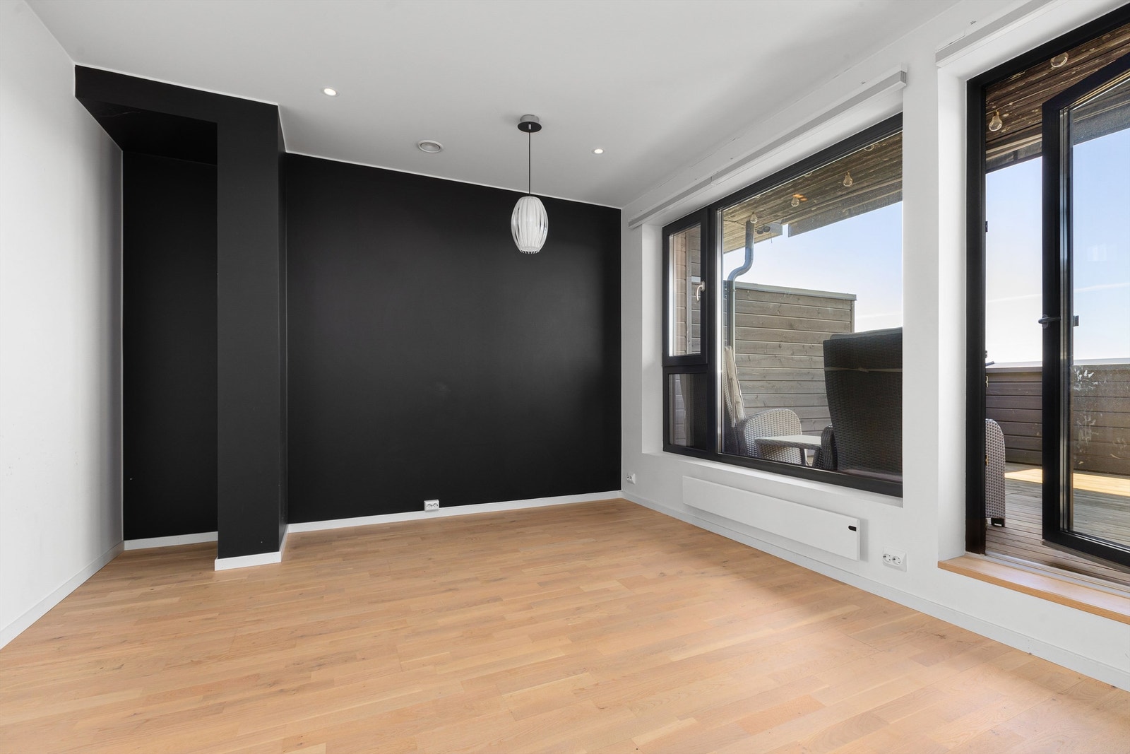 Stue i 3.etg har plass til sofaløsning og tv-seksjon Galleribilde