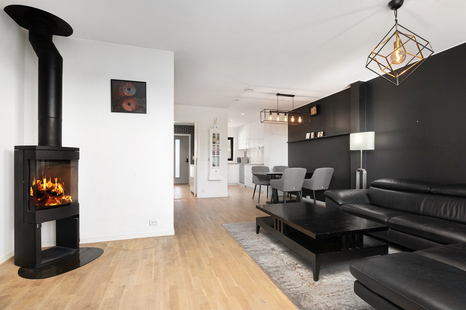 1.etg med åpen løsning mellom kjøkken og stue med god plass til spisestue Galleribilde