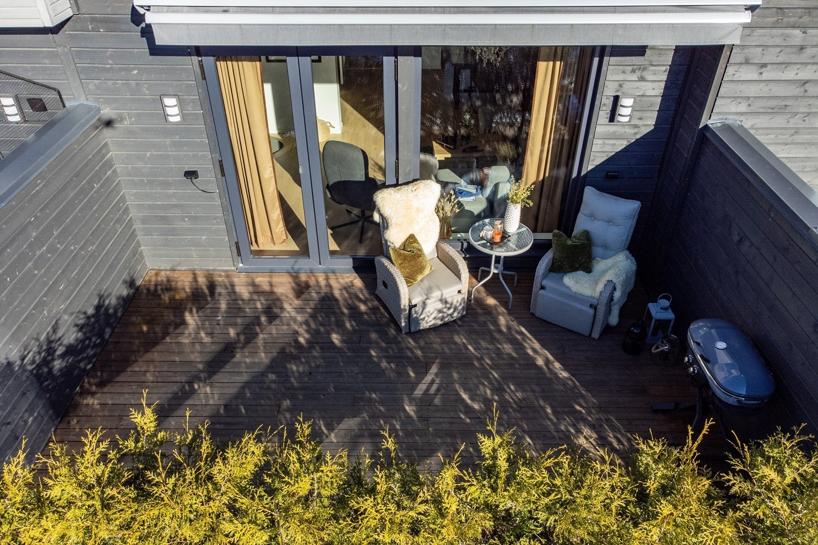 Det er opparbeidet hekk som skaper en mer skjermet og usjenert uteplass Galleribilde