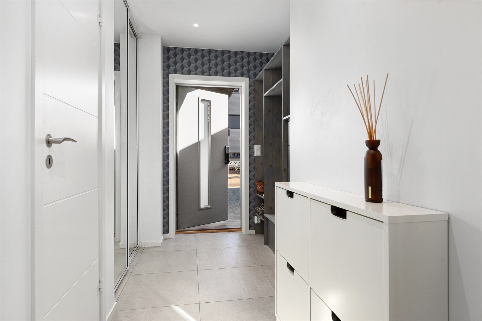 Flislagt entré/gang med varme i gulv. Her er det plass til garderobeløsninger for oppbevaring av ytterplagg og sko Galleribilde